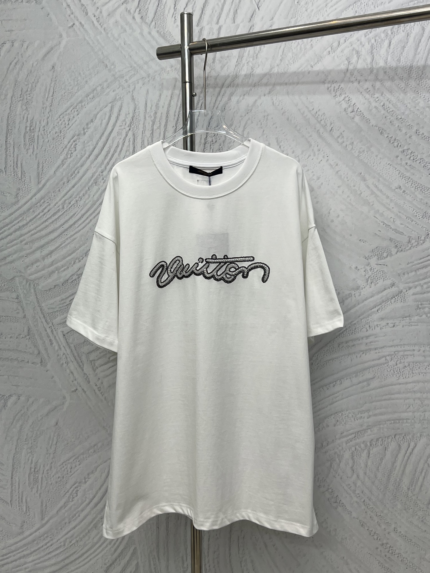 P90 Louis Vuitton Camiseta de manga corta con lentejuelas resistentes en forma de serpiente y letras empalmadas con LOG…