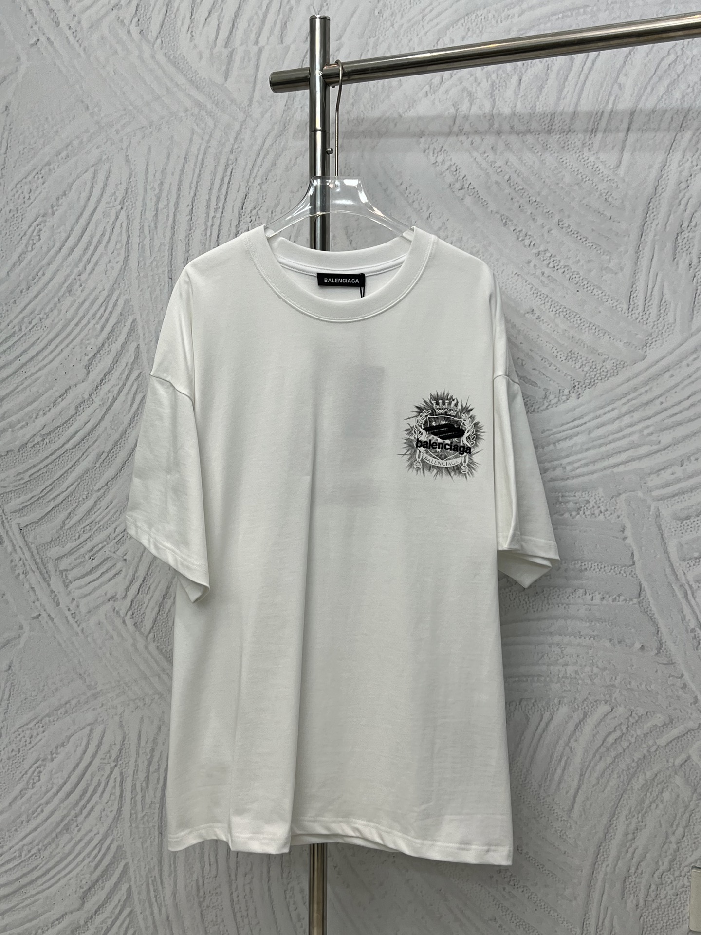 P90 Balenciaga camiseta de manga corta con logotipo bordado de espigas de trigo y letras. Colores: negro, blanco. Talla…