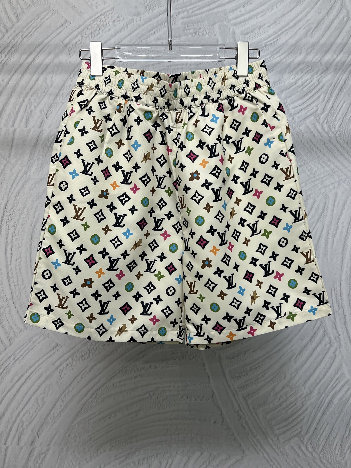 P180 (Conjunto no separable) Pantalones cortos Louis Vuitton de seda de morera con estampado de colaboración Estos pant…