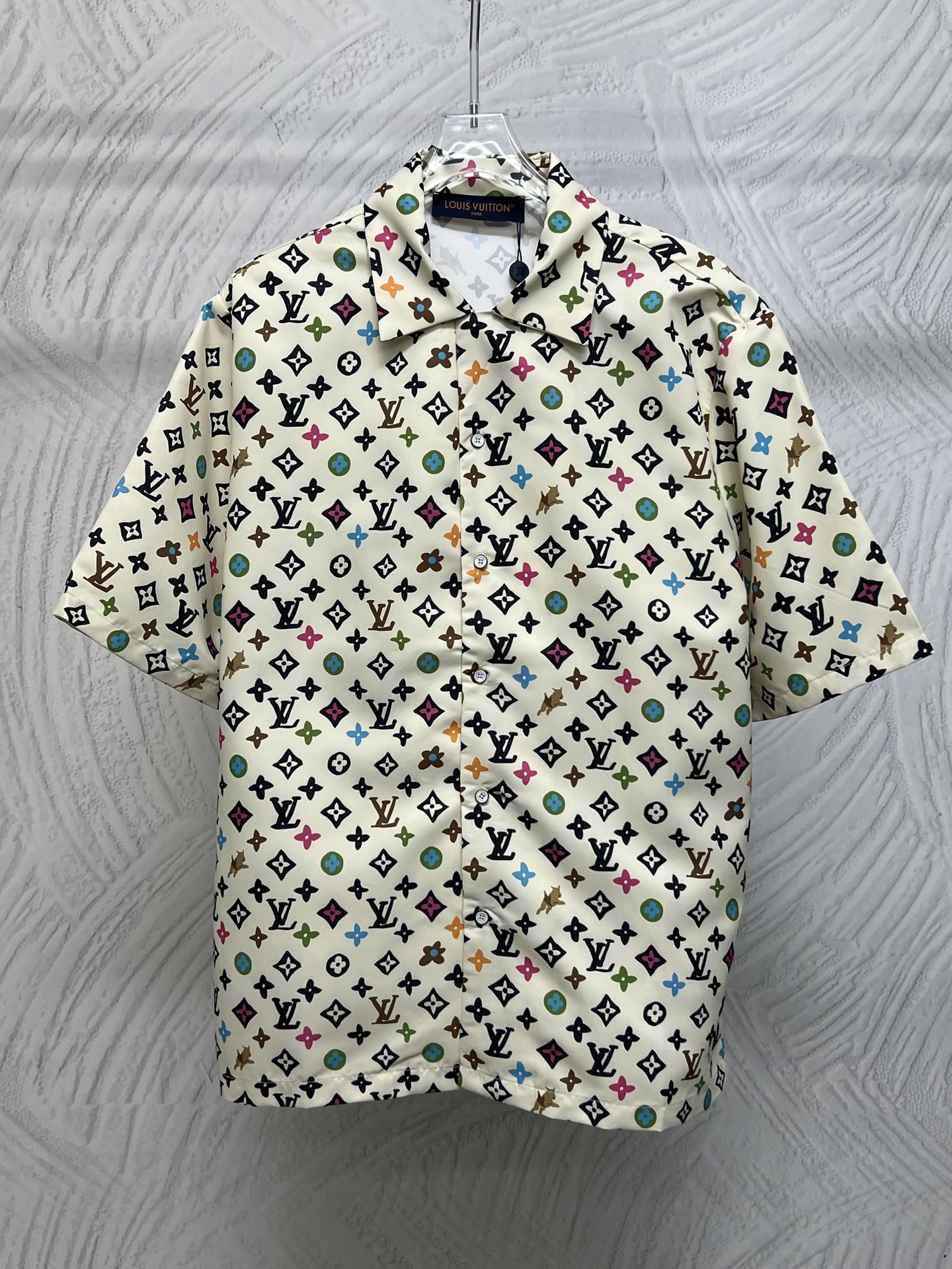 P180 (Conjunto no separable) Parte superior Louis Vuitton de seda de morera con estampado de colaboración Esta parte su…