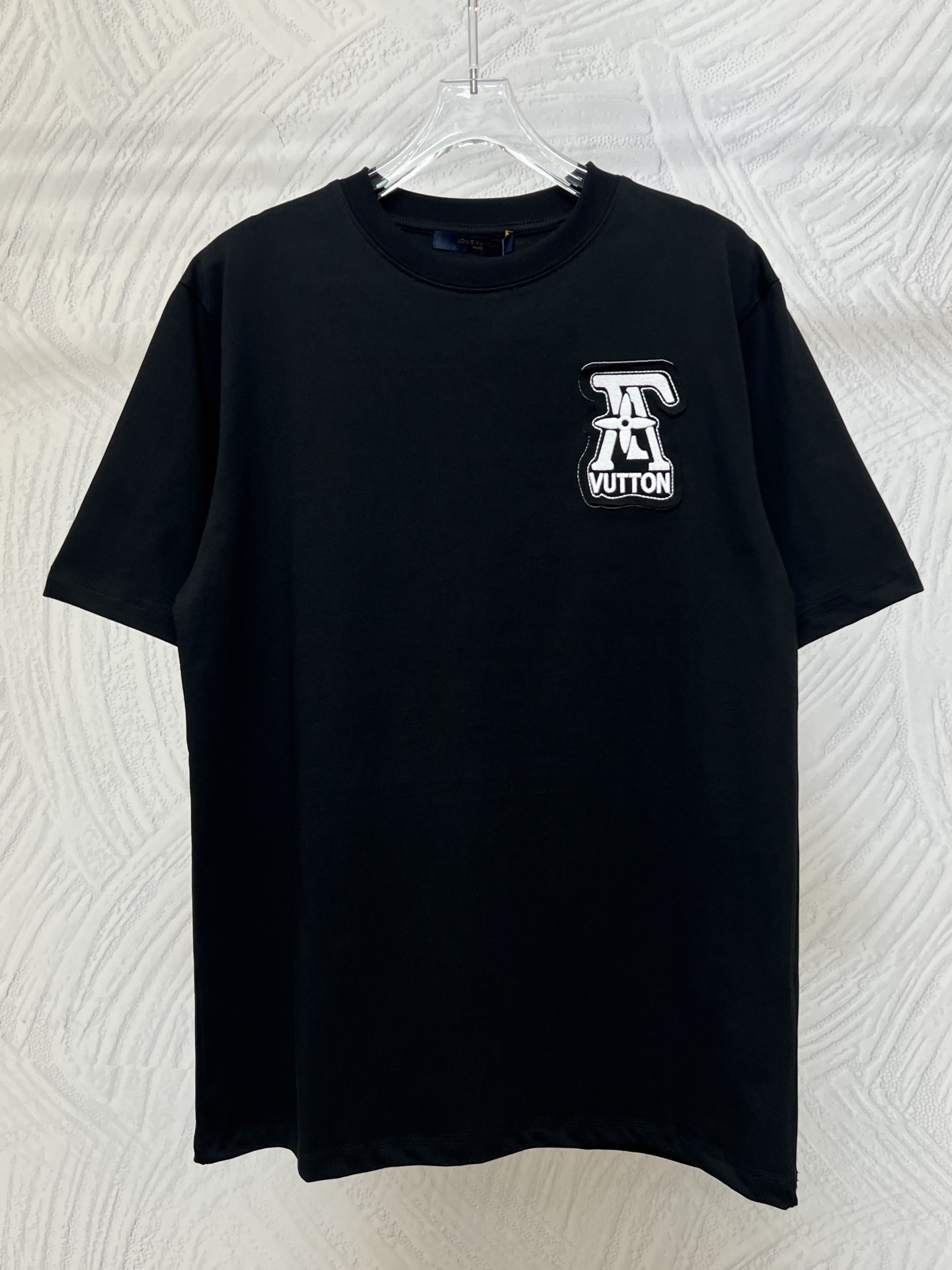 P95 Camiseta de manga corta Louis Vuitton LV con parches bordados delante y detrás ✅ Tejido de algodón puro de 300g, te…