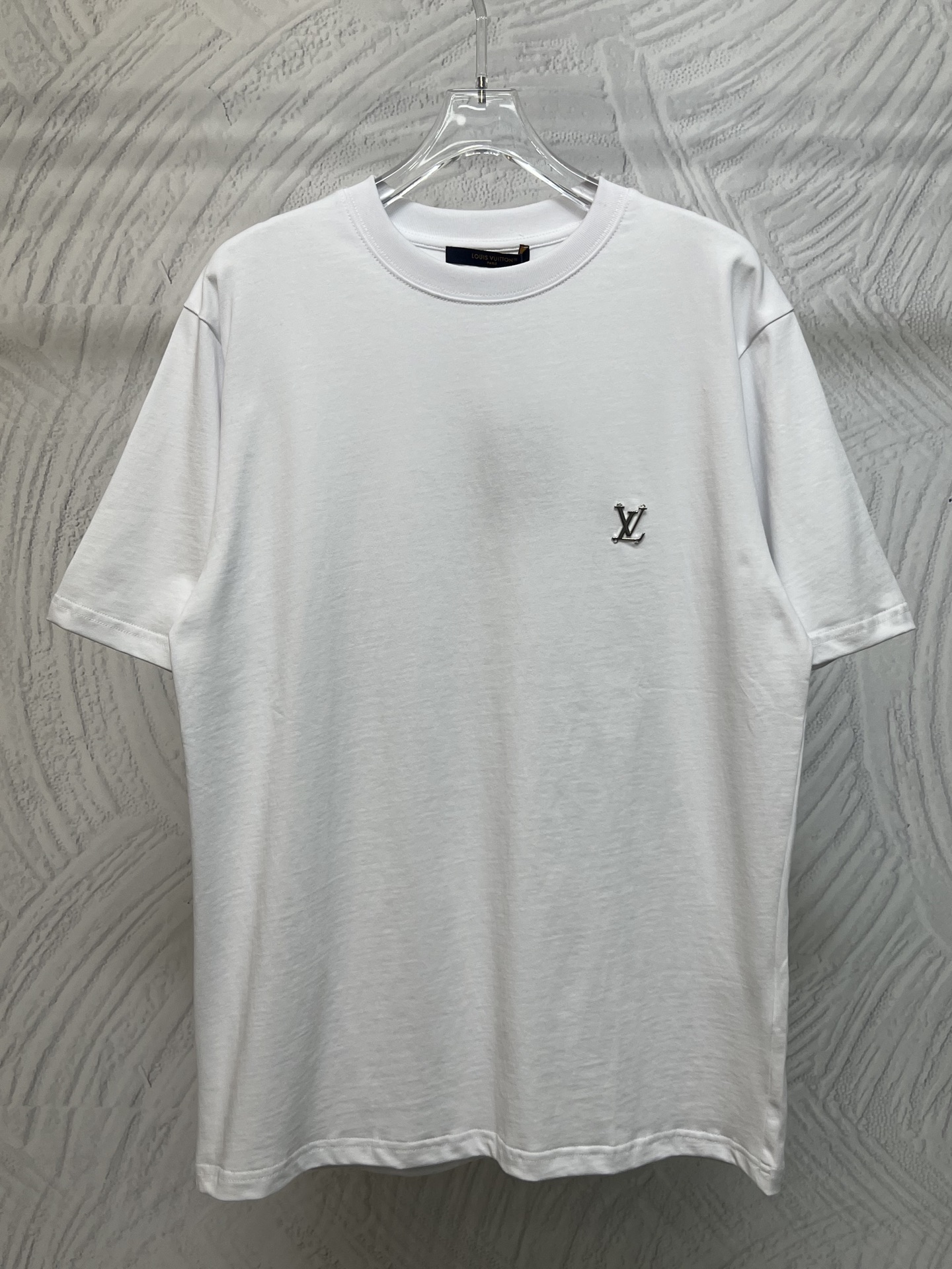 P95 Camiseta de cuello redondo Louis Vuitton LV con logotipo metálico en el pecho ✅ Tejido de algodón puro de 300g, teñ…