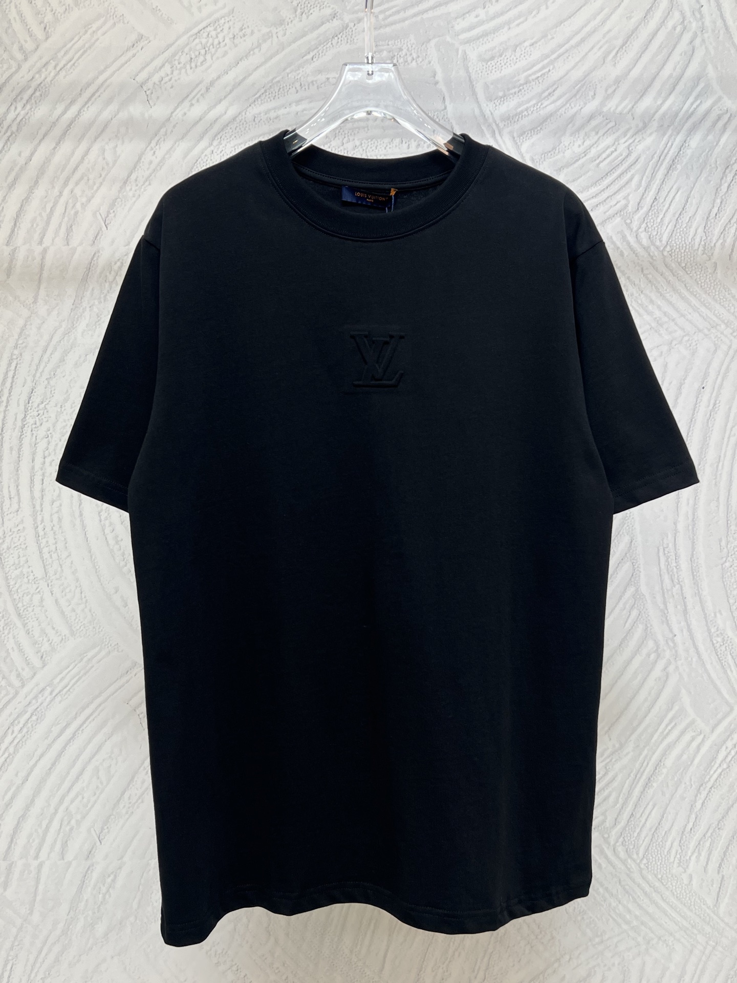 P90 Camiseta de manga corta Louis Vuitton LV con logo pequeño en relieve tridimensional ✅ Tela de algodón puro teñido y…