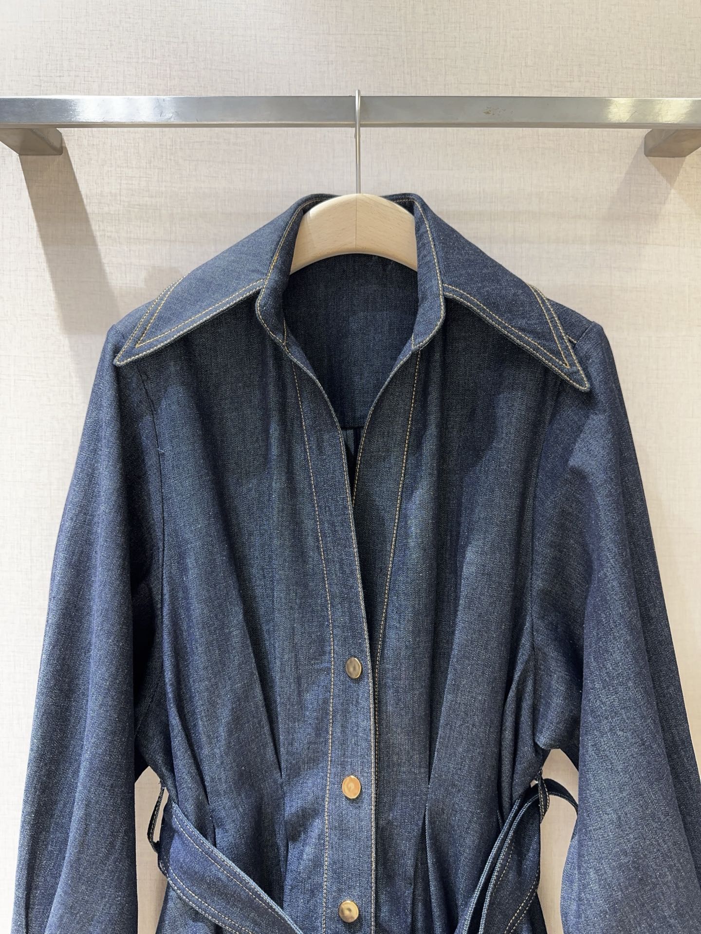 Z*I*M*M 新品推荐🆕❤️……棉质星空黑衬衫式迷人牛仔连衣裙👗 选用牛仔布面料制成，采用加长的经典领