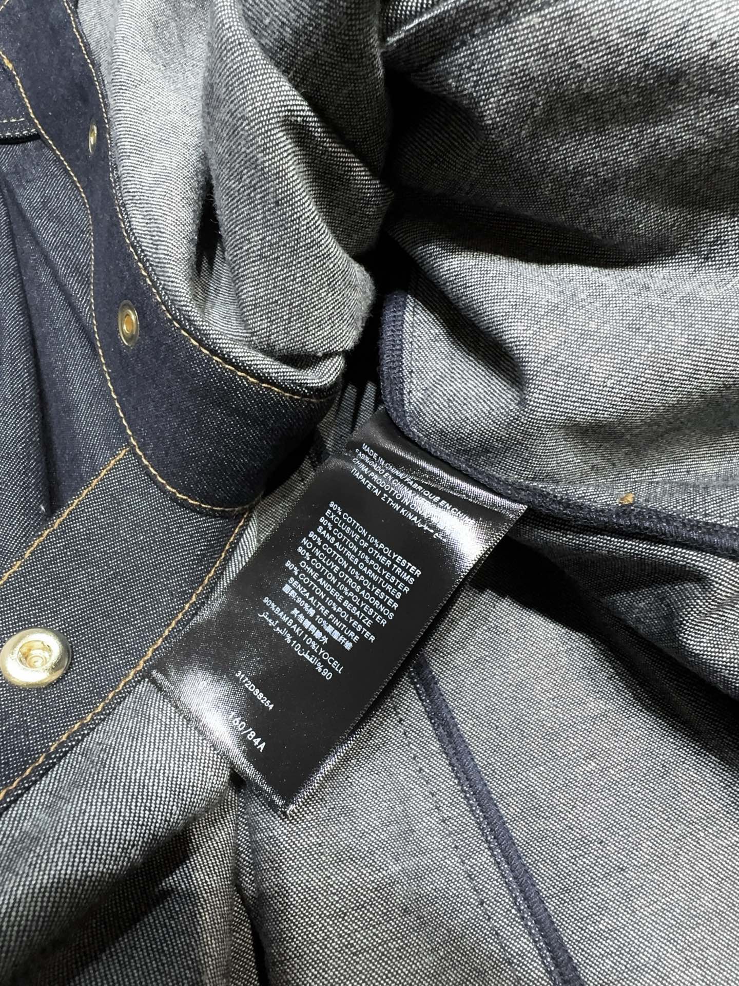 Z*I*M*M 新品推荐🆕❤️……棉质星空黑衬衫式迷人牛仔连衣裙👗 选用牛仔布面料制成，采用加长的经典领