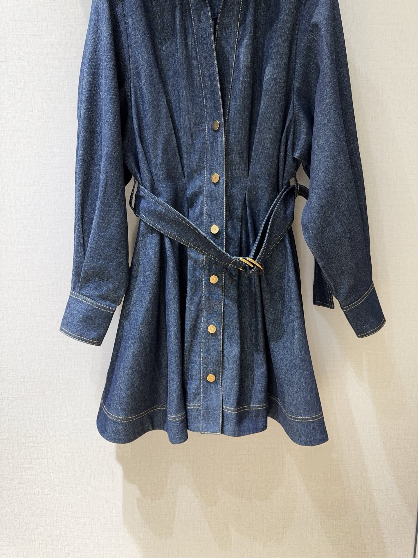 Z*I*M*M 新品推荐🆕❤️……棉质星空黑衬衫式迷人牛仔连衣裙👗 选用牛仔布面料制成，采用加长的经典领