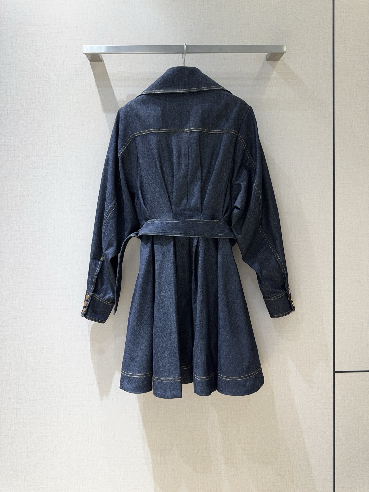 Z*I*M*M 新品推荐🆕❤️……棉质星空黑衬衫式迷人牛仔连衣裙👗 选用牛仔布面料制成，采用加长的经典领