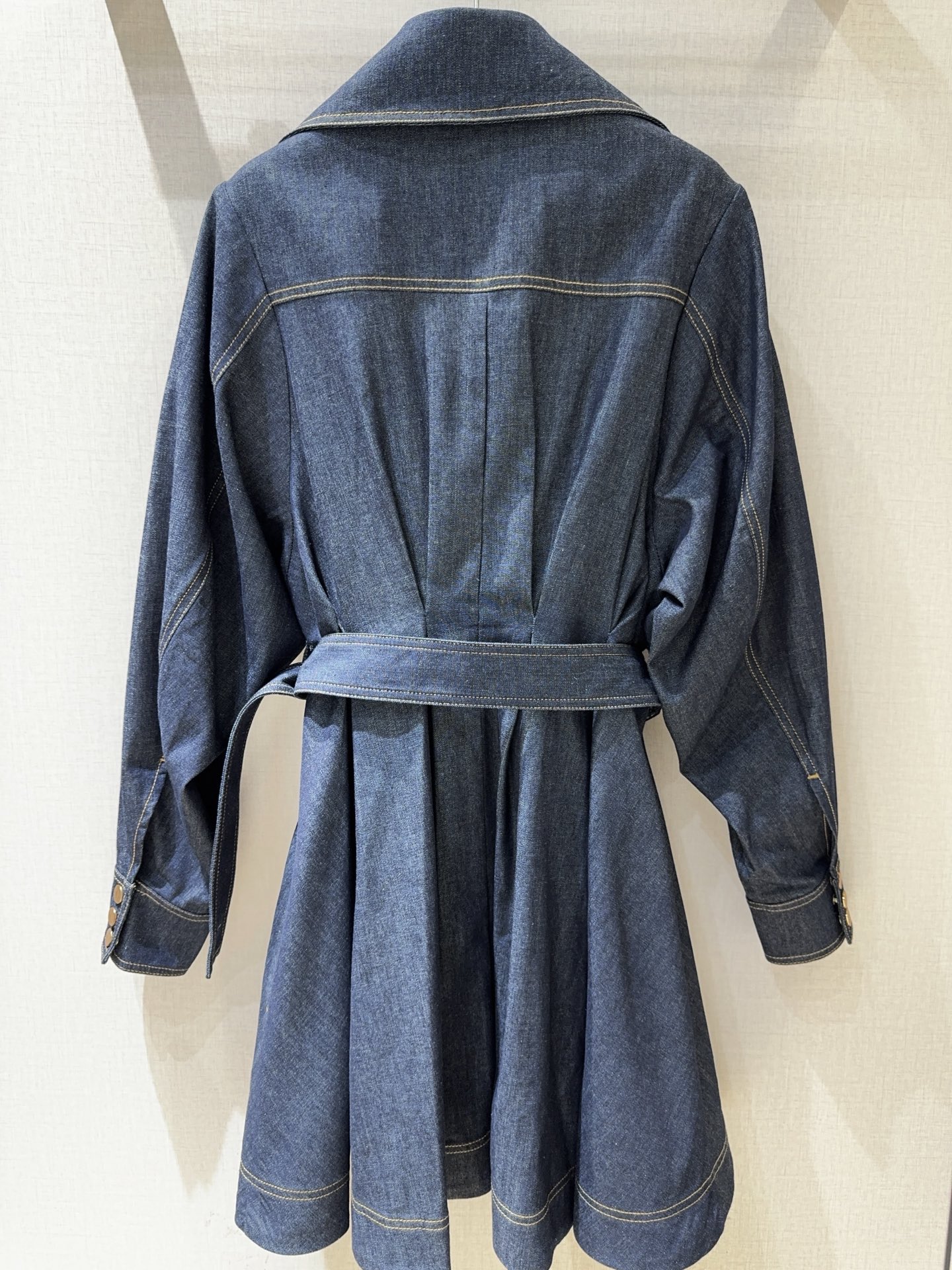 Z*I*M*M 新品推荐🆕❤️……棉质星空黑衬衫式迷人牛仔连衣裙👗 选用牛仔布面料制成，采用加长的经典领