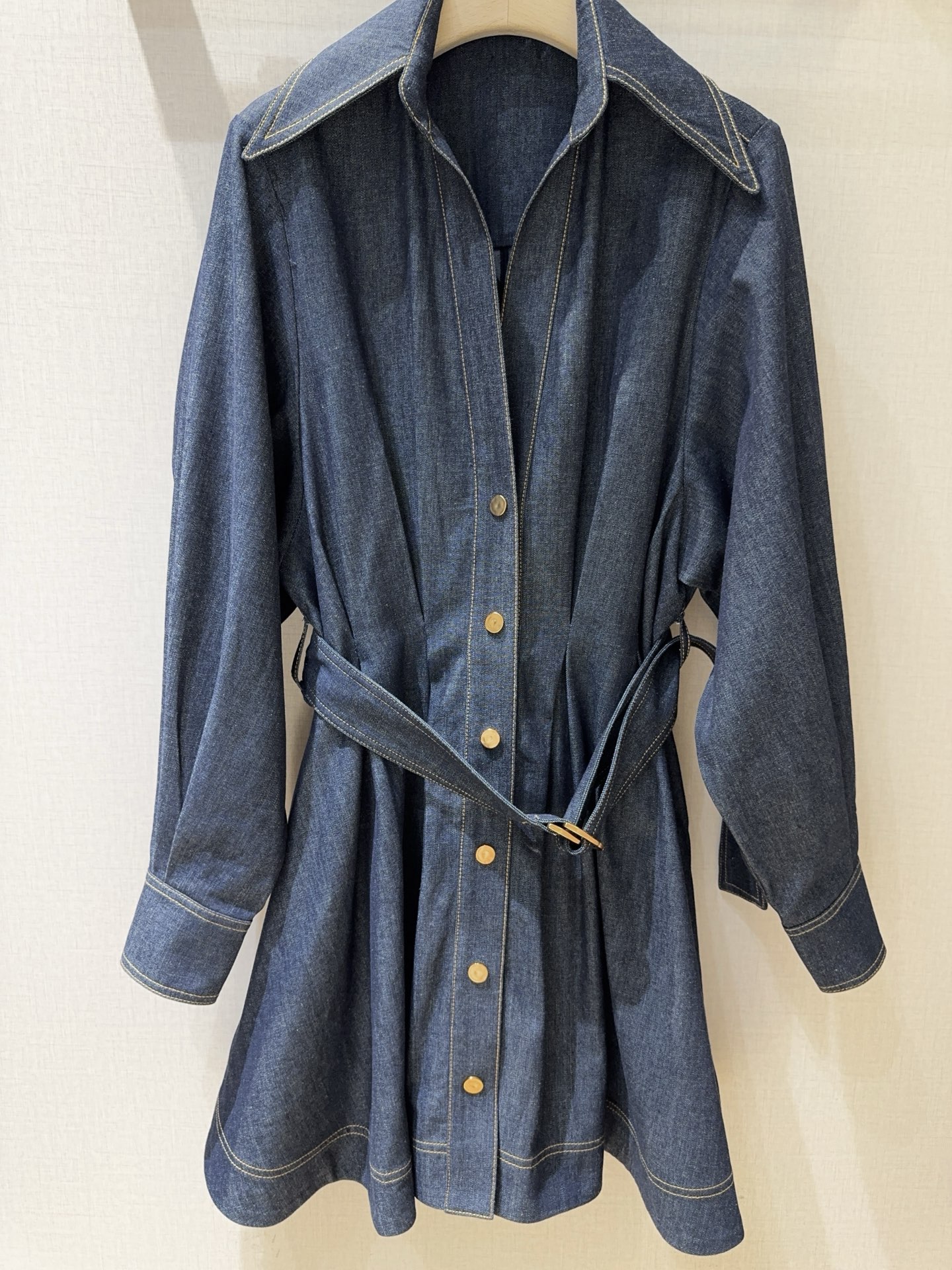 Z*I*M*M 新品推荐🆕❤️……棉质星空黑衬衫式迷人牛仔连衣裙👗 选用牛仔布面料制成，采用加长的经典领