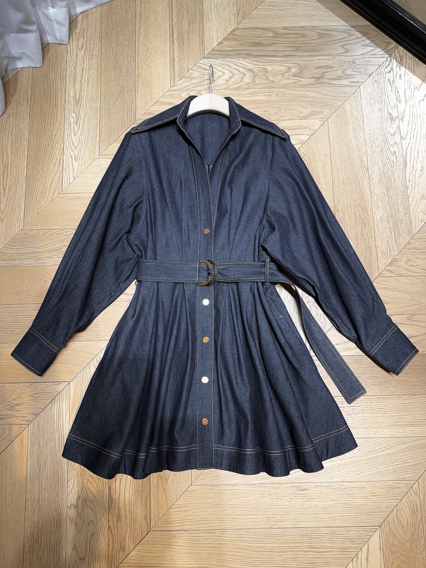 Z*I*M*M 新品推荐🆕❤️……棉质星空黑衬衫式迷人牛仔连衣裙👗 选用牛仔布面料制成，采用加长的经典领