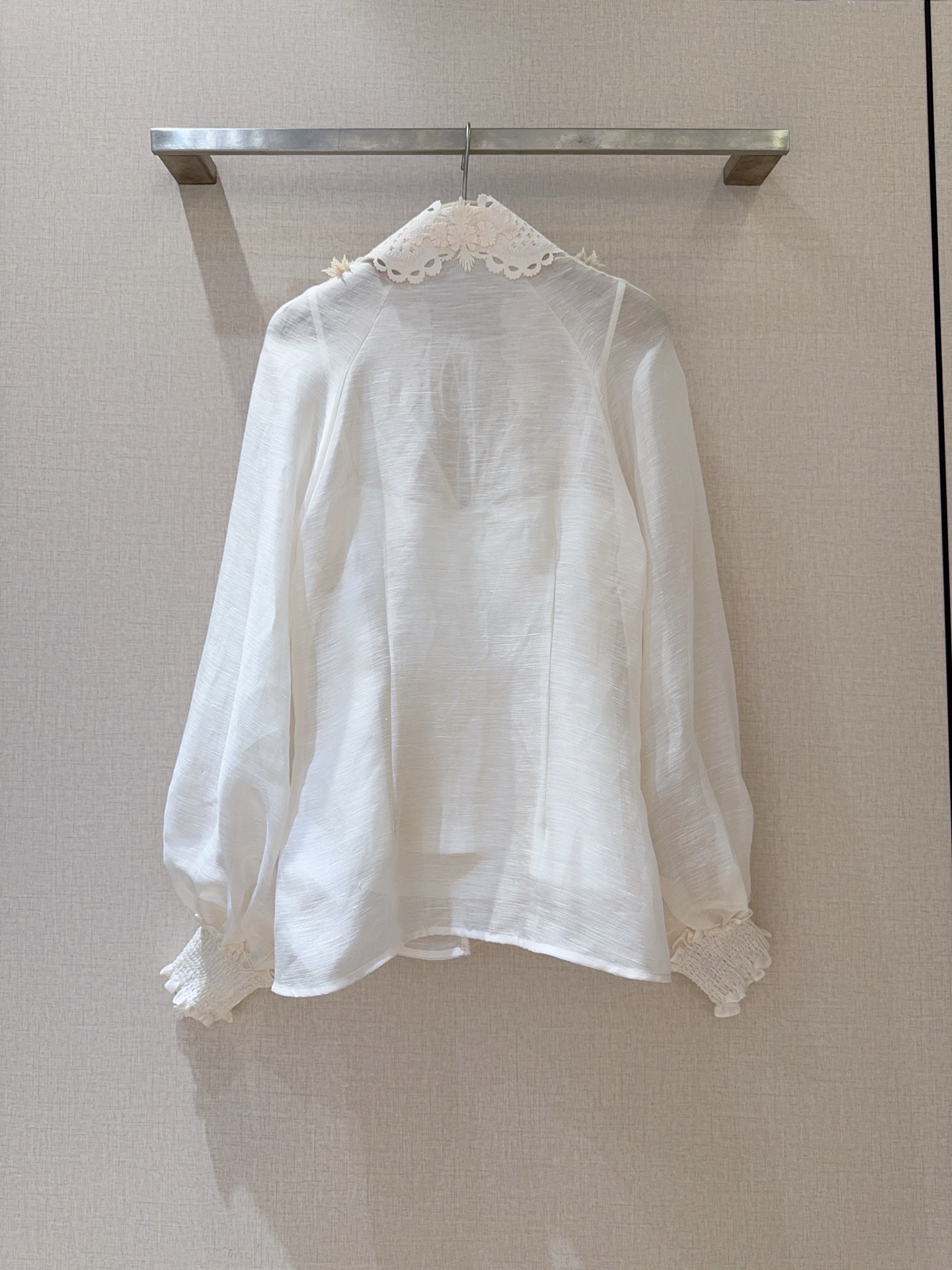 🆕ZIMMERM*A*N*N 26新品上架啦🆕❤️……奶白色蕾丝拼接衬衫上衣，领口采用立体蕾丝拼接装饰，