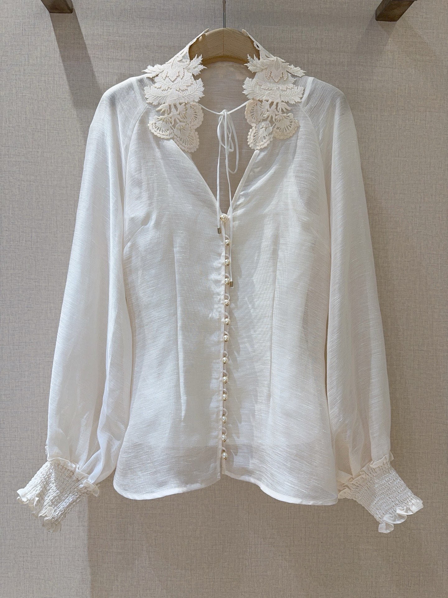 🆕ZIMMERM*A*N*N 26新品上架啦🆕❤️……奶白色蕾丝拼接衬衫上衣，领口采用立体蕾丝拼接装饰，