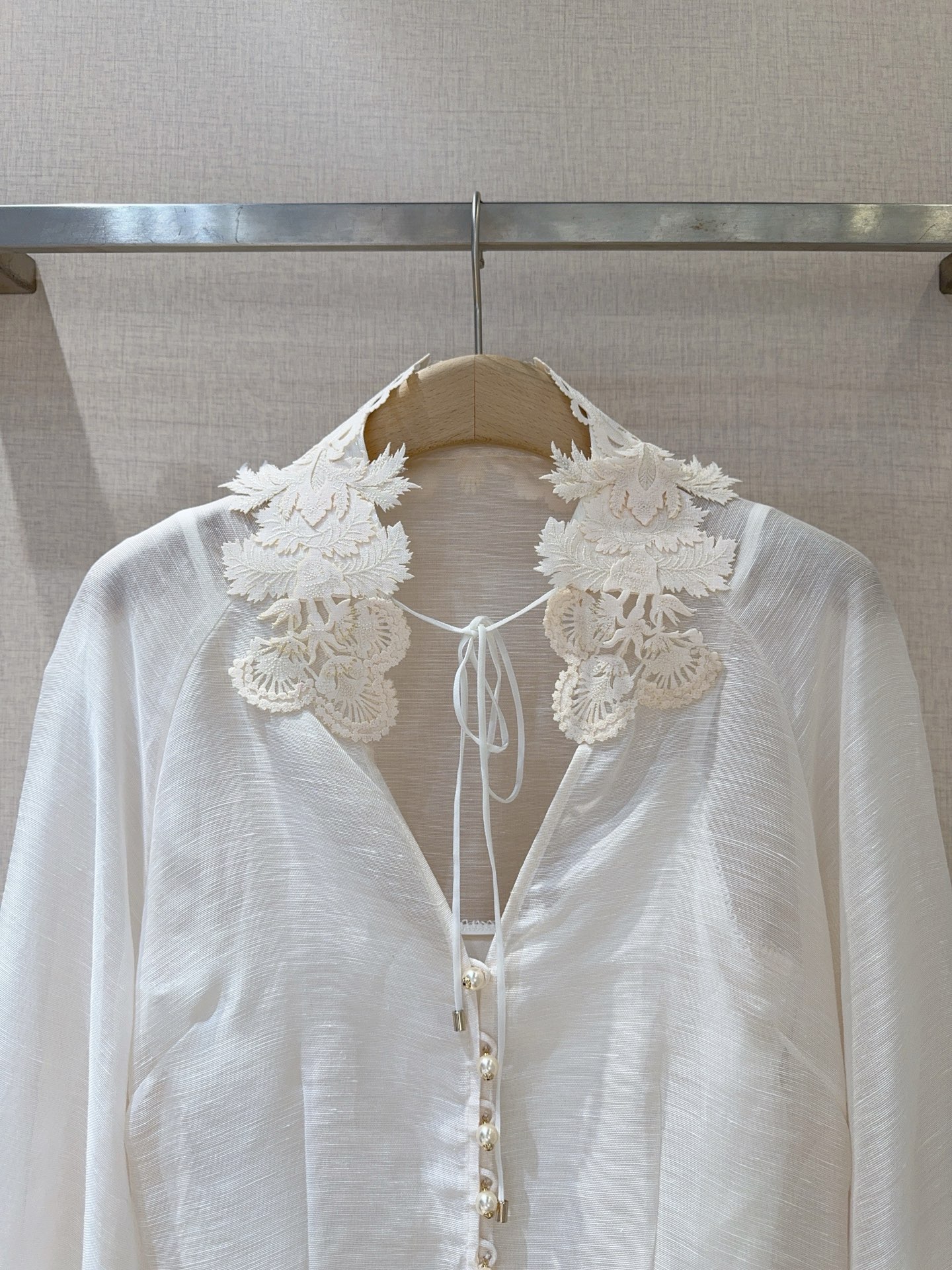 🆕ZIMMERM*A*N*N 26新品上架啦🆕❤️……奶白色蕾丝拼接衬衫上衣，领口采用立体蕾丝拼接装饰，