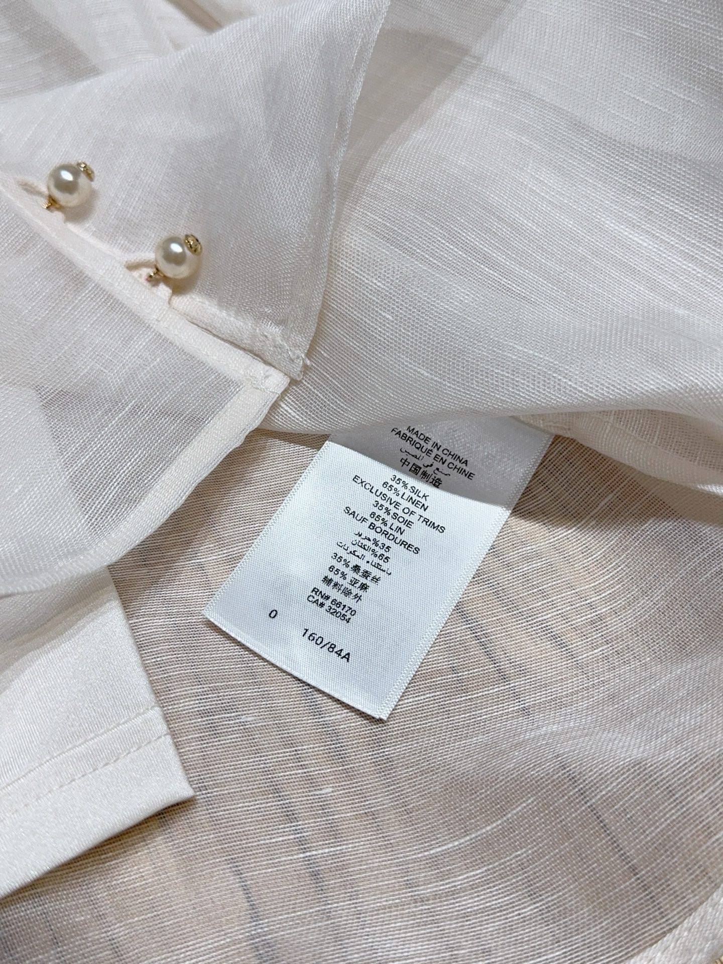 🆕ZIMMERM*A*N*N 26新品上架啦🆕❤️……奶白色蕾丝拼接衬衫上衣，领口采用立体蕾丝拼接装饰，