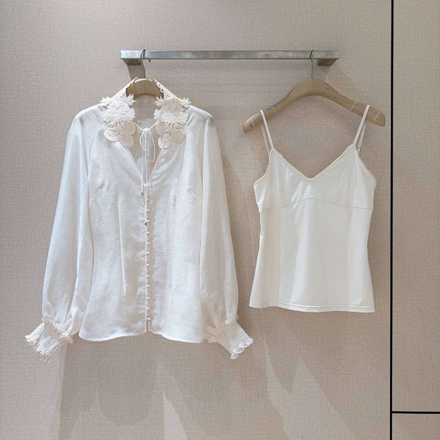 🆕ZIMMERM*A*N*N 26新品上架啦🆕❤️……奶白色蕾丝拼接衬衫上衣，领口采用立体蕾丝拼接装饰，