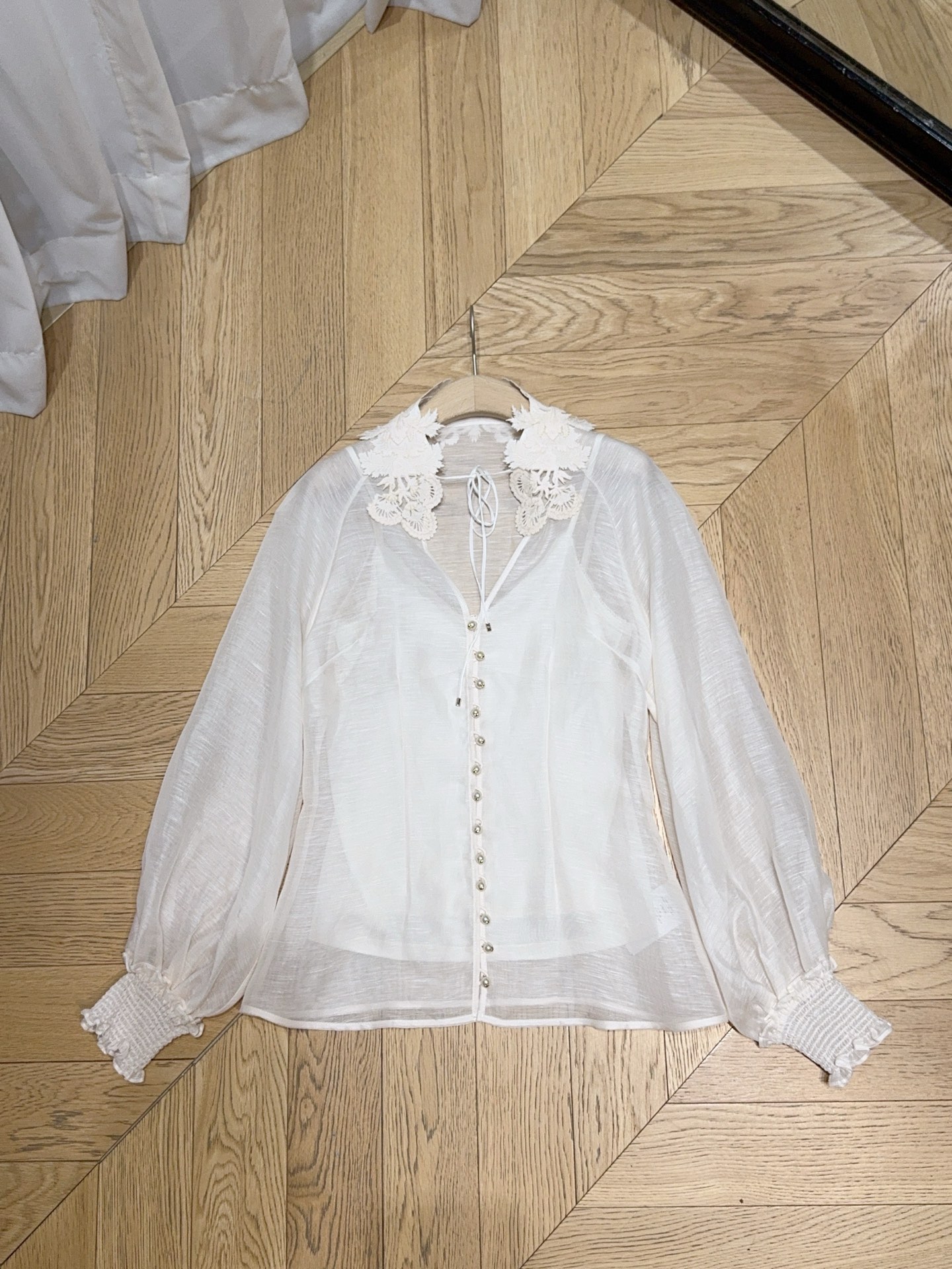🆕ZIMMERM*A*N*N 26新品上架啦🆕❤️……奶白色蕾丝拼接衬衫上衣，领口采用立体蕾丝拼接装饰，