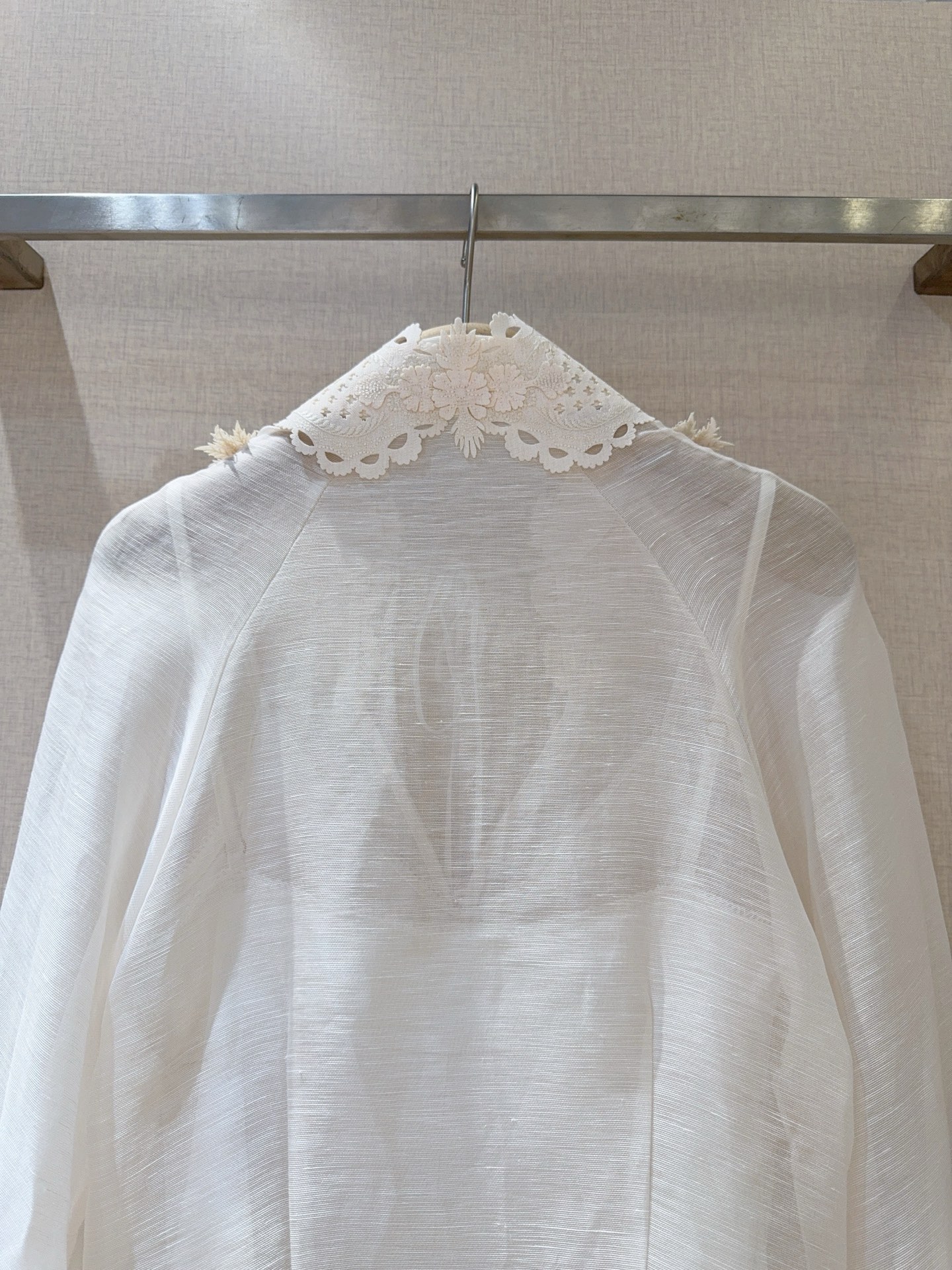 🆕ZIMMERM*A*N*N 26新品上架啦🆕❤️……奶白色蕾丝拼接衬衫上衣，领口采用立体蕾丝拼接装饰，