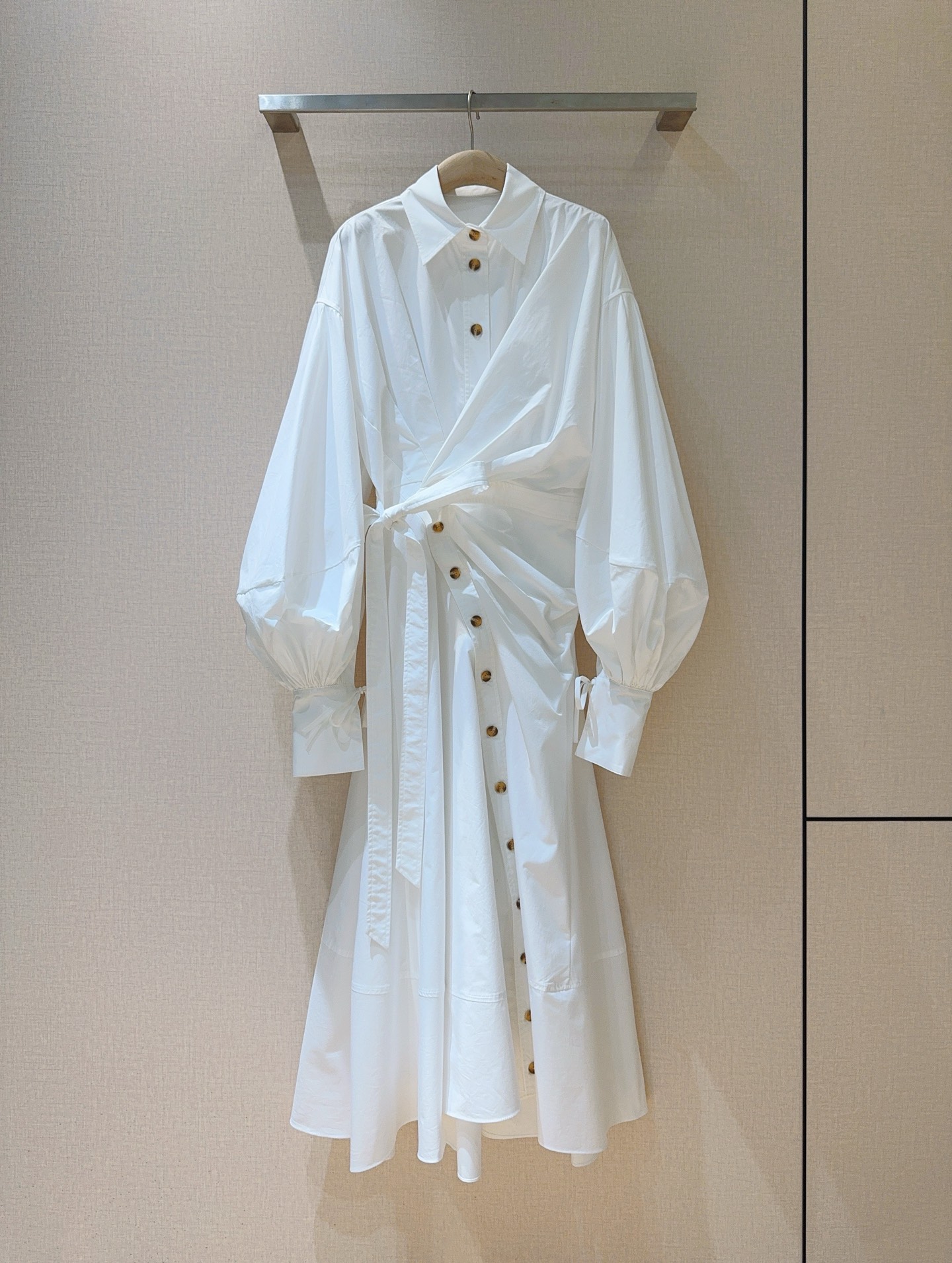 NO:677367,Z*I*M*M 26 early spring new products are recommended... It adopts a shirt collar + single-breasted basic version, combined with a waist tie design, which combines the neatness of a shirt with the softness of a dress; the sleeves are exaggerated puff sleeves + cuff drawstring design, which increases the sense of style; comfortable and elegant, the A-line skirt spreads out, covering the long legs. I simply love it. Code number SMLXL, K251021,, Zimmerman-clothing, skirts, shirts,19860909Z*I*M*M 26早春新品推荐…… 采用衬衫领+单排扣基础版型,结合收腰系带设计,兼具衬衫的利落与连衣裙的柔美； 袖子为夸张的泡泡袖+袖口抽绳设计,增加造型感；舒适又优雅,裙摆A字散开,遮住大长腿.简直太爱了 码数SMLXL,K251021,,兹默曼-服装,skirts,shirts,,Women's clothing