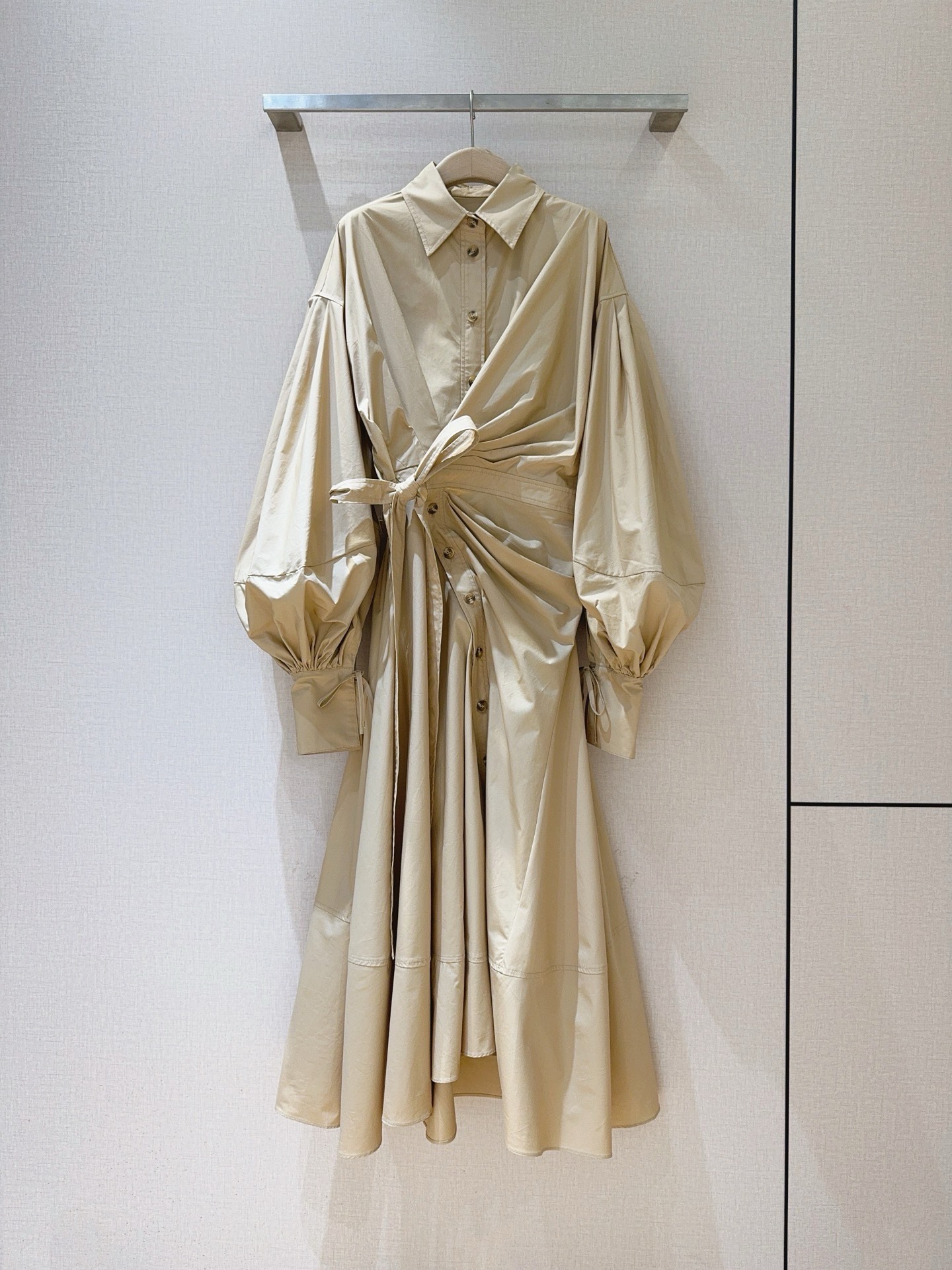 NO:689253,Z*I*M*M 26 early spring new product recommendation... It adopts a shirt collar + single-breasted basic version, combined with a waist tie design, which combines the neatness of a shirt with the softness of a dress; the sleeves are exaggerated puff sleeves + cuff drawstring design, which increases the sense of style; comfortable and elegant, the A-line skirt spreads out, covering the long legs. I just love it. Size SMLXL,, Zimmerman-clothing, skirts, shirts,19860909Z*I*M*M 26早春新品推荐…… 采用衬衫领+单排扣基础版型,结合收腰系带设计,兼具衬衫的利落与连衣裙的柔美； 袖子为夸张的泡泡袖+袖口抽绳设计,增加造型感；舒适又优雅,裙摆A字散开,遮住大长腿.简直太爱了 码数SMLXL,,兹默曼-服装,skirts,shirts,,Women's clothing