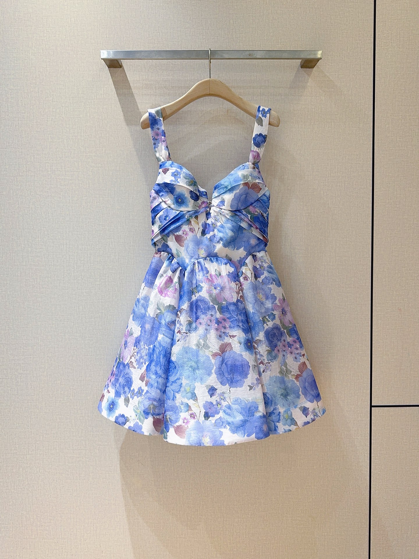 NO:637932,ZIMMERM*A*N*N 26 new products are on the shelves... Short mini dress, made of silk and linen organza fabric, with sweetheart neckline, draping design, built-in herringbone support, elastic gather design on the back of the shoulder straps, full of palace feel, making you look thinner and taller, and can be easily controlled on vacations and parties. Size SMLXL, Zimmerman-clothing, skirts, alexander wang19860909ZIMMERM*A*N*N 26新品上架啦…… 短款迷你连衣裙,选用丝麻欧根纱面料制成,采用心形领口,垂褶设计、内设鱼骨支撑,肩带后背弹性收褶设计,宫廷感十足,显瘦又显高,度假、派对、都可轻松驾驭 码数SMLXL,,兹默曼-服装,skirts,alexander wang,Women's clothing