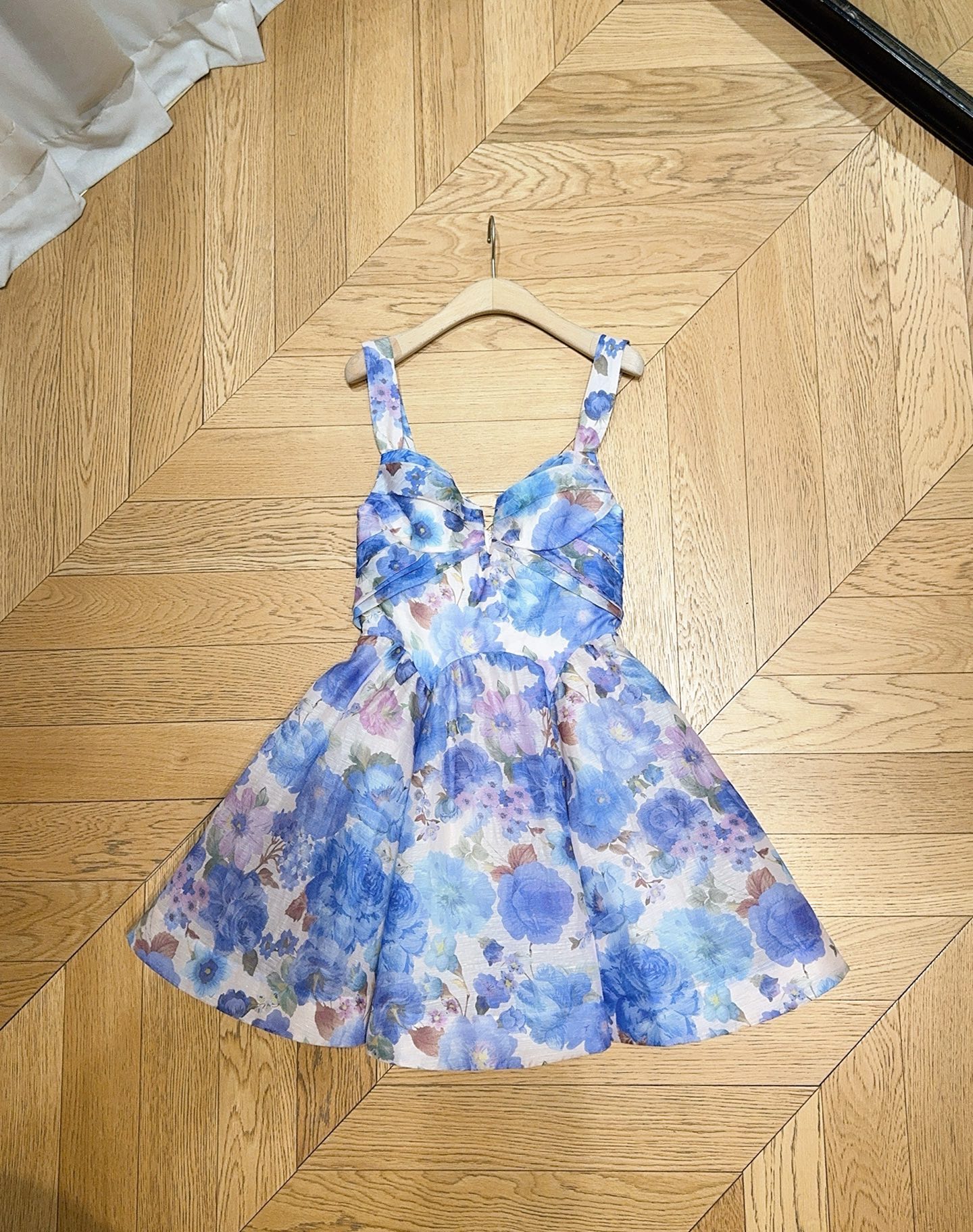 ZIMMERM*A*N*N 26新品上架啦🆕❤️……短款迷你连衣裙👗，选用丝麻欧根纱面料制成，采用心形领