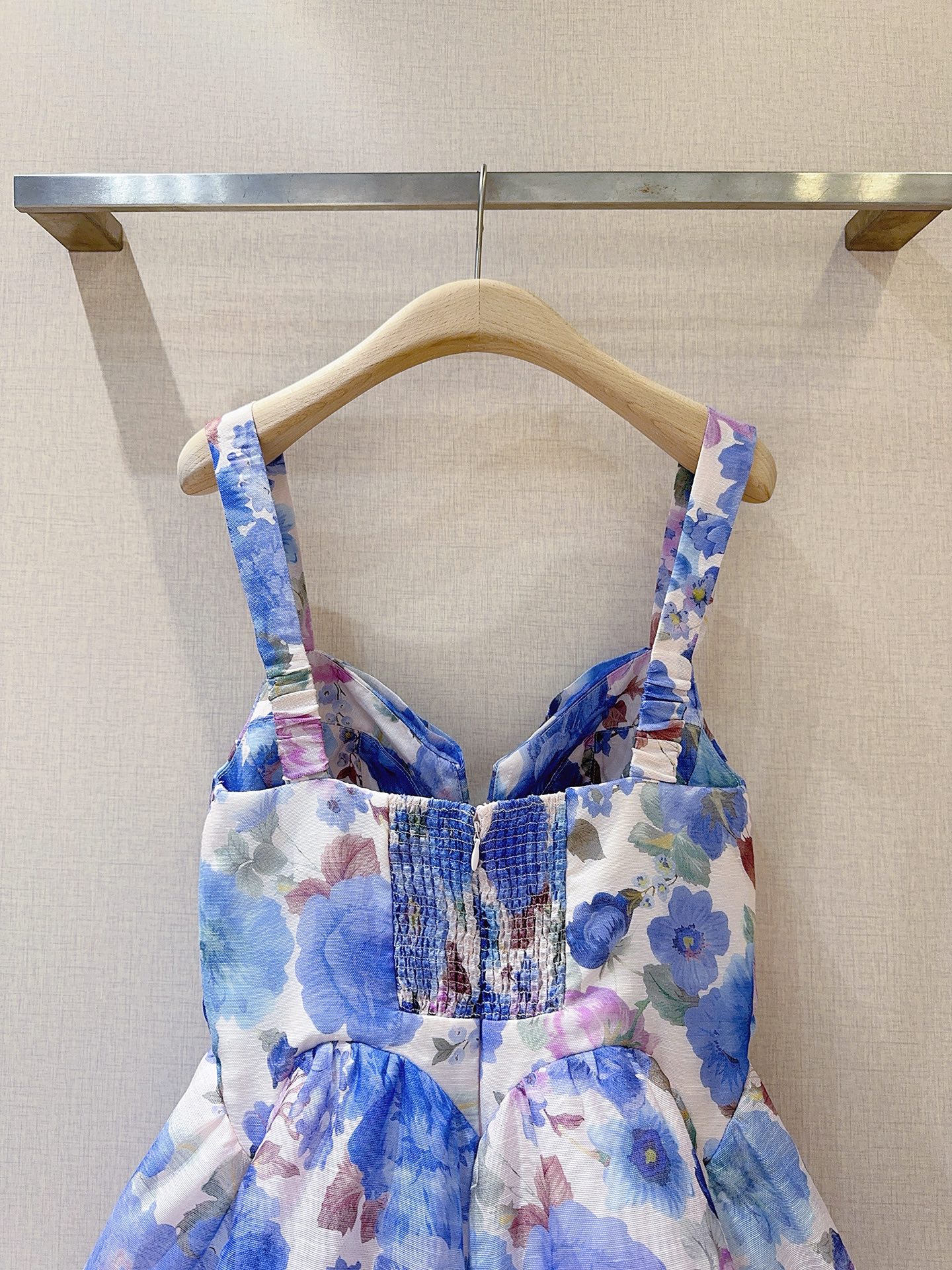 ZIMMERM*A*N*N 26新品上架啦🆕❤️……短款迷你连衣裙👗，选用丝麻欧根纱面料制成，采用心形领