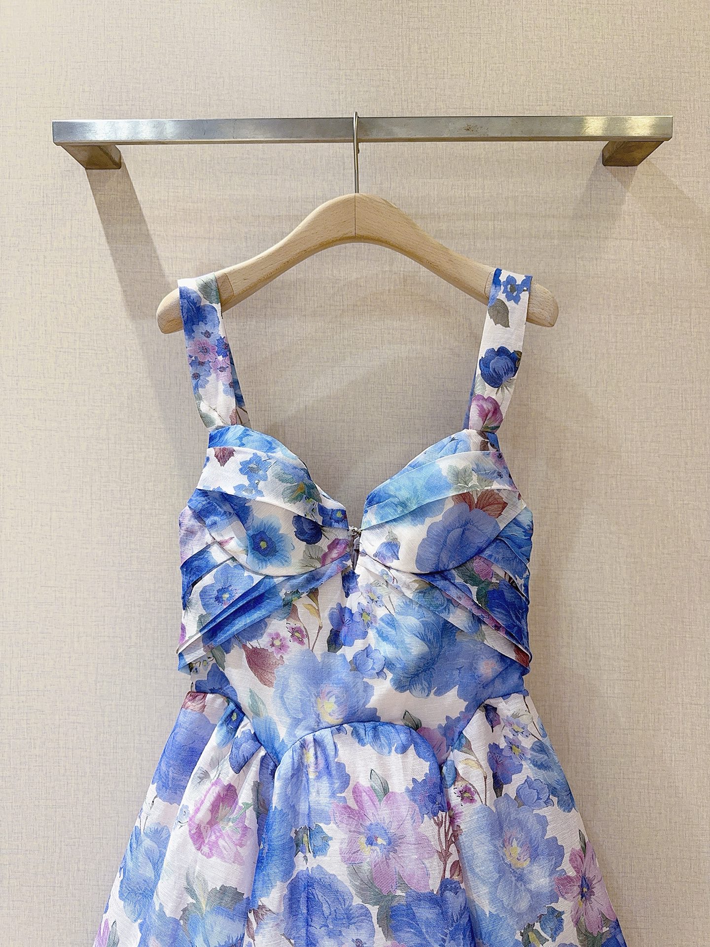 ZIMMERM*A*N*N 26新品上架啦🆕❤️……短款迷你连衣裙👗，选用丝麻欧根纱面料制成，采用心形领