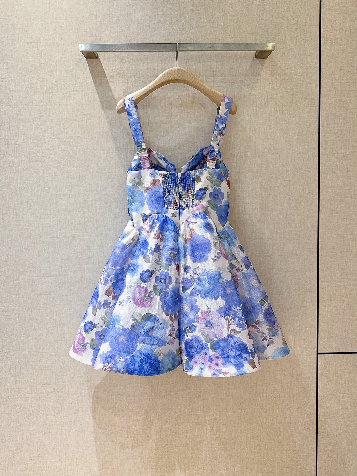 ZIMMERM*A*N*N 26新品上架啦🆕❤️……短款迷你连衣裙👗，选用丝麻欧根纱面料制成，采用心形领