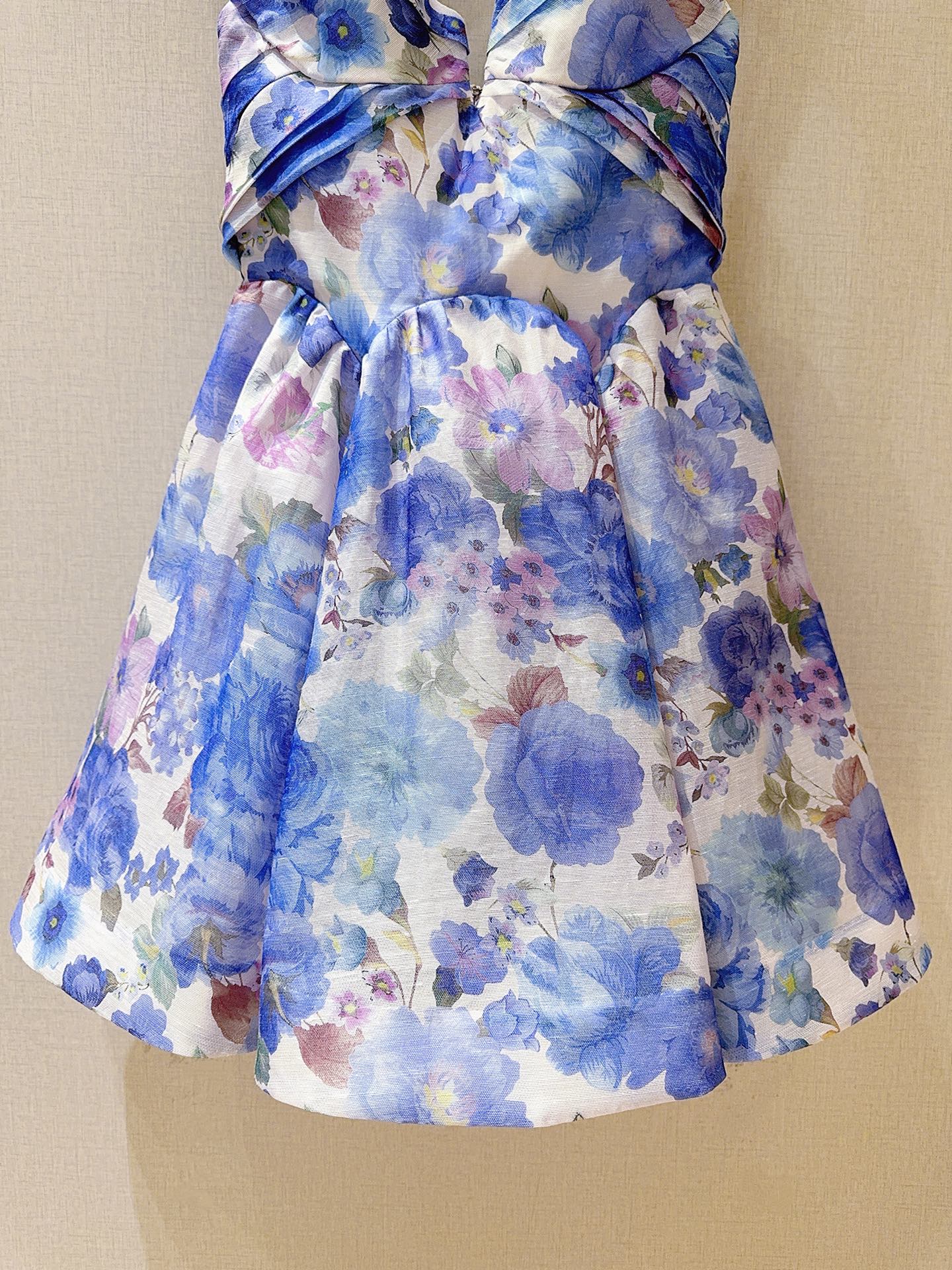 ZIMMERM*A*N*N 26新品上架啦🆕❤️……短款迷你连衣裙👗，选用丝麻欧根纱面料制成，采用心形领