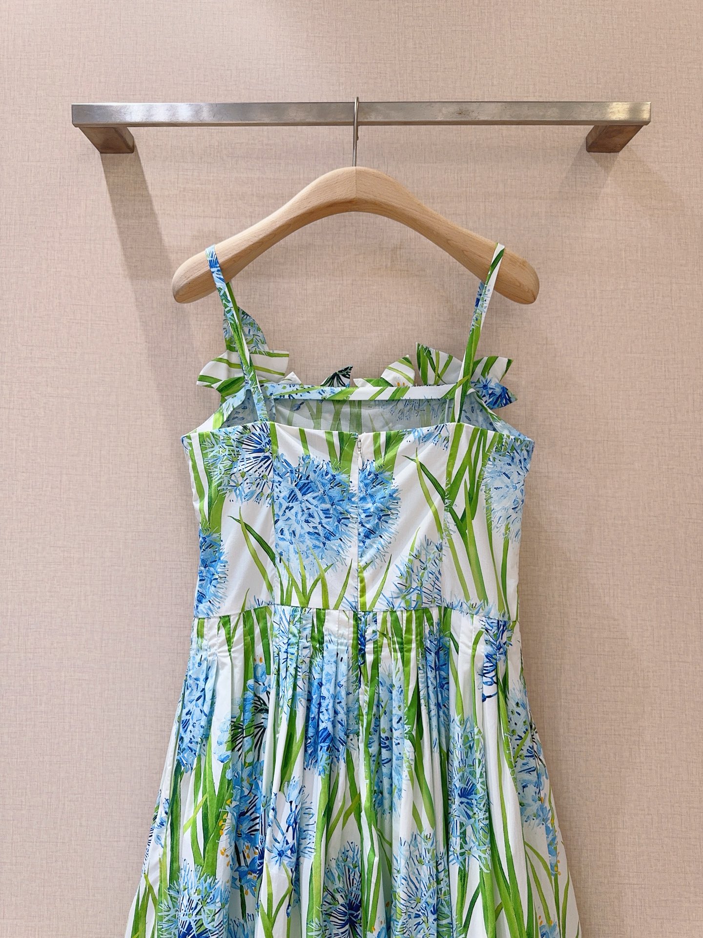 Oscar De La Rent*a花卉印花连衣裙👗，新品推荐🆕……吊带设计，领口与腰部带有立体花朵装饰