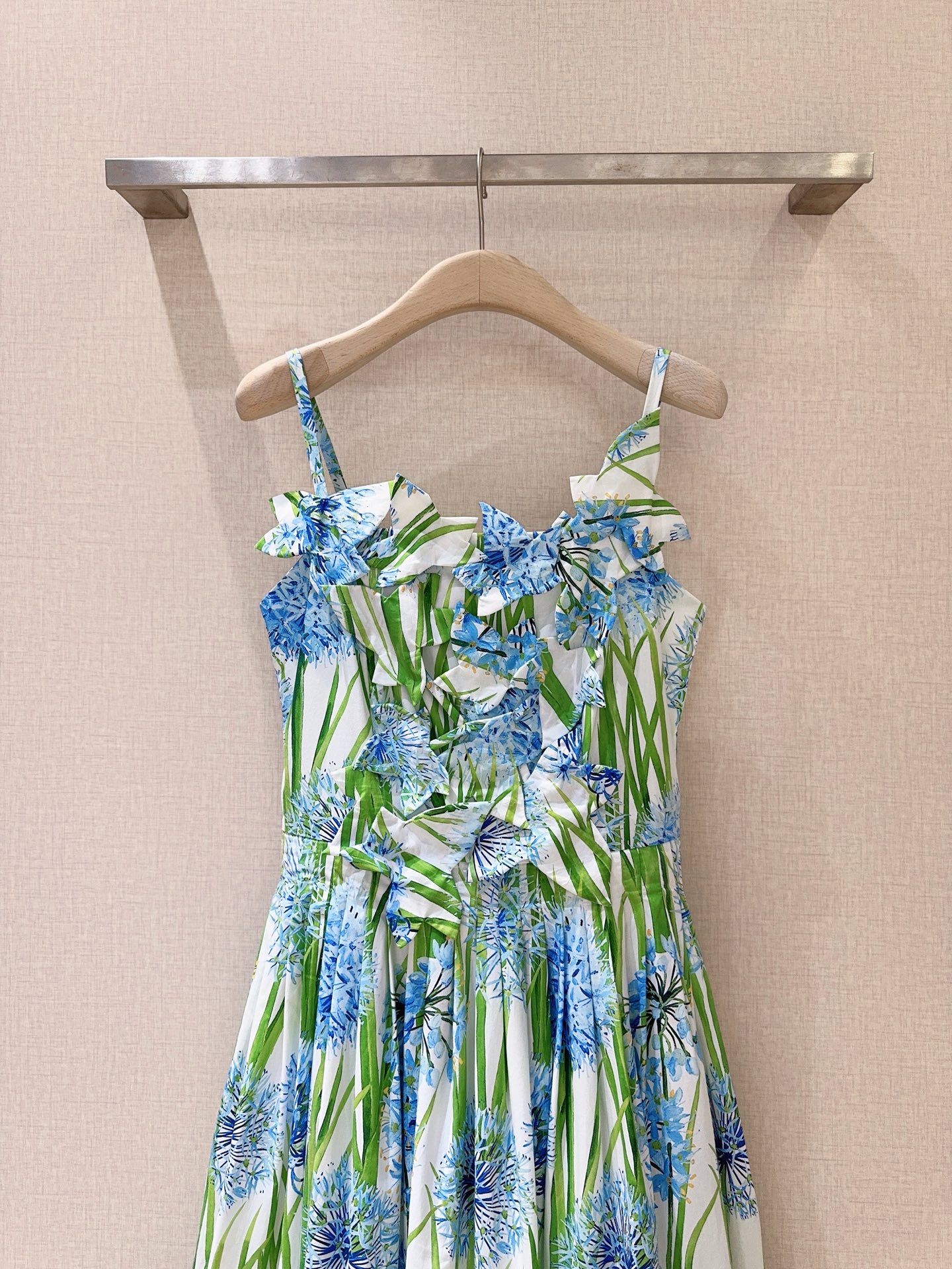 Oscar De La Rent*a花卉印花连衣裙👗，新品推荐🆕……吊带设计，领口与腰部带有立体花朵装饰