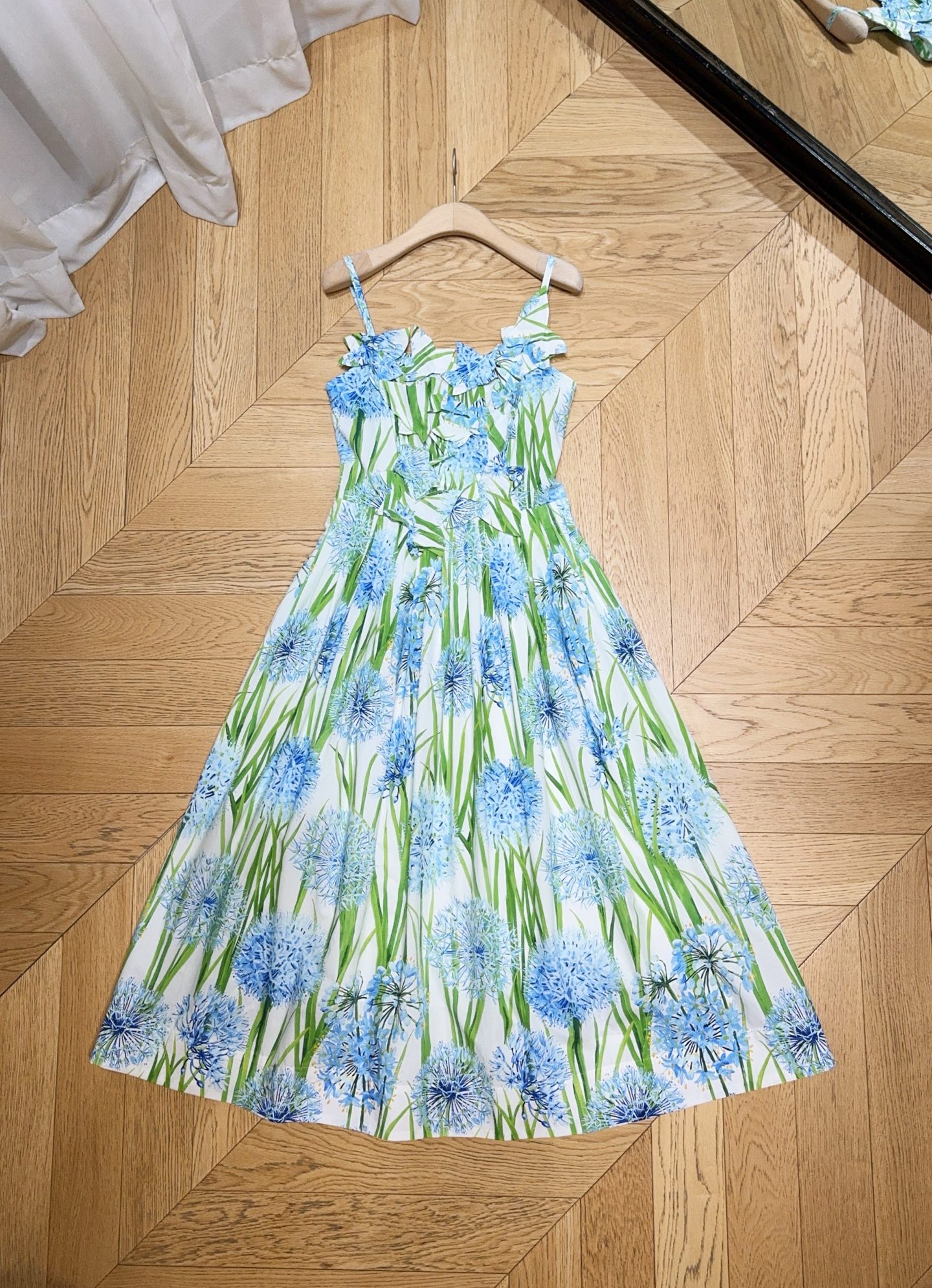 Oscar De La Rent*a花卉印花连衣裙👗，新品推荐🆕……吊带设计，领口与腰部带有立体花朵装饰