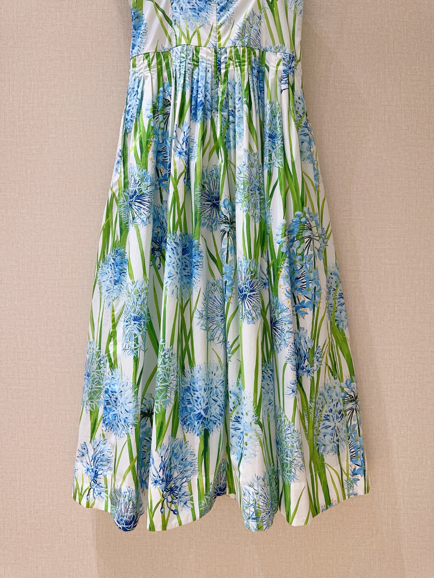 Oscar De La Rent*a花卉印花连衣裙👗，新品推荐🆕……吊带设计，领口与腰部带有立体花朵装饰