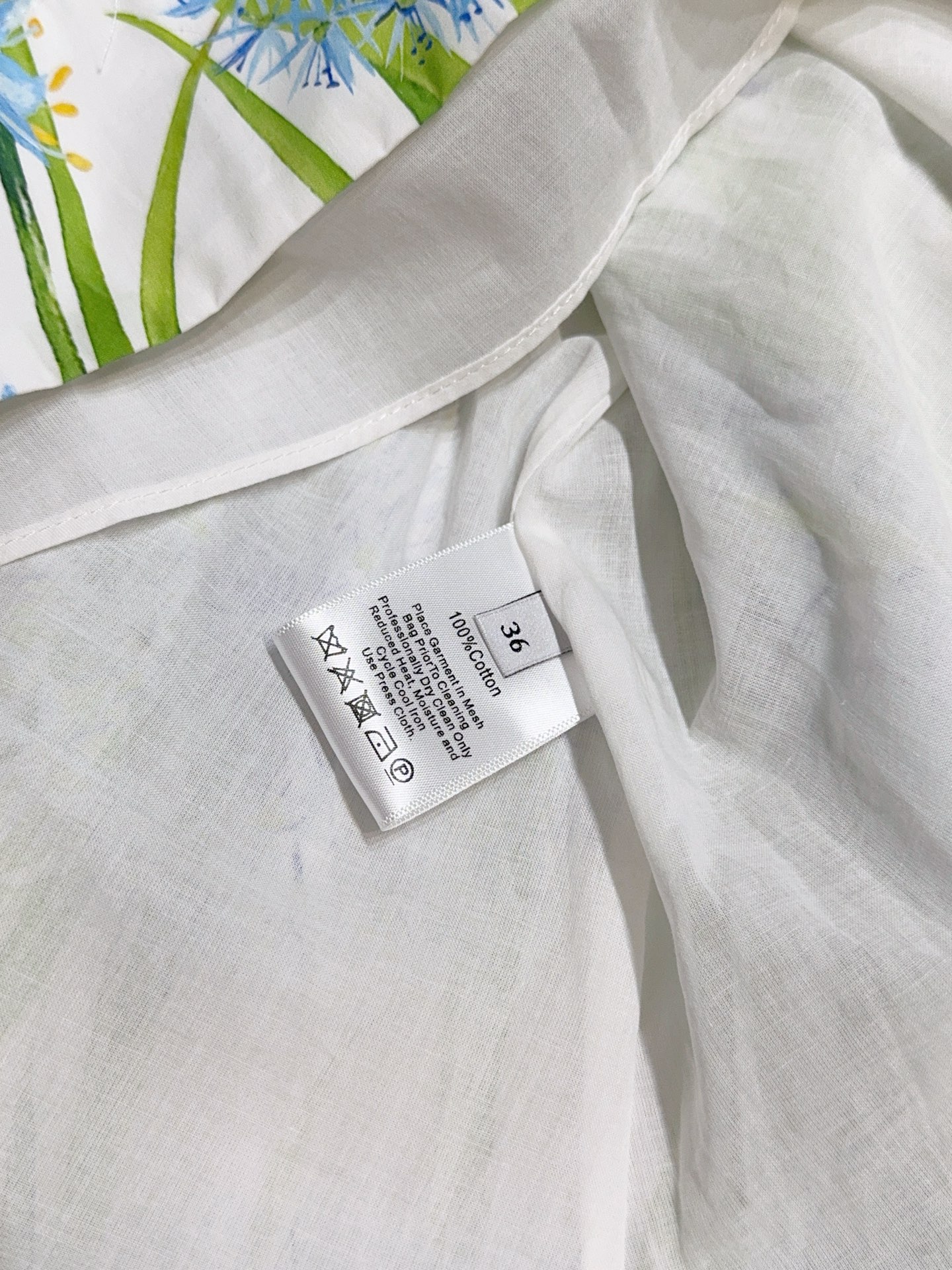 Oscar De La Rent*a花卉印花连衣裙👗，新品推荐🆕……吊带设计，领口与腰部带有立体花朵装饰