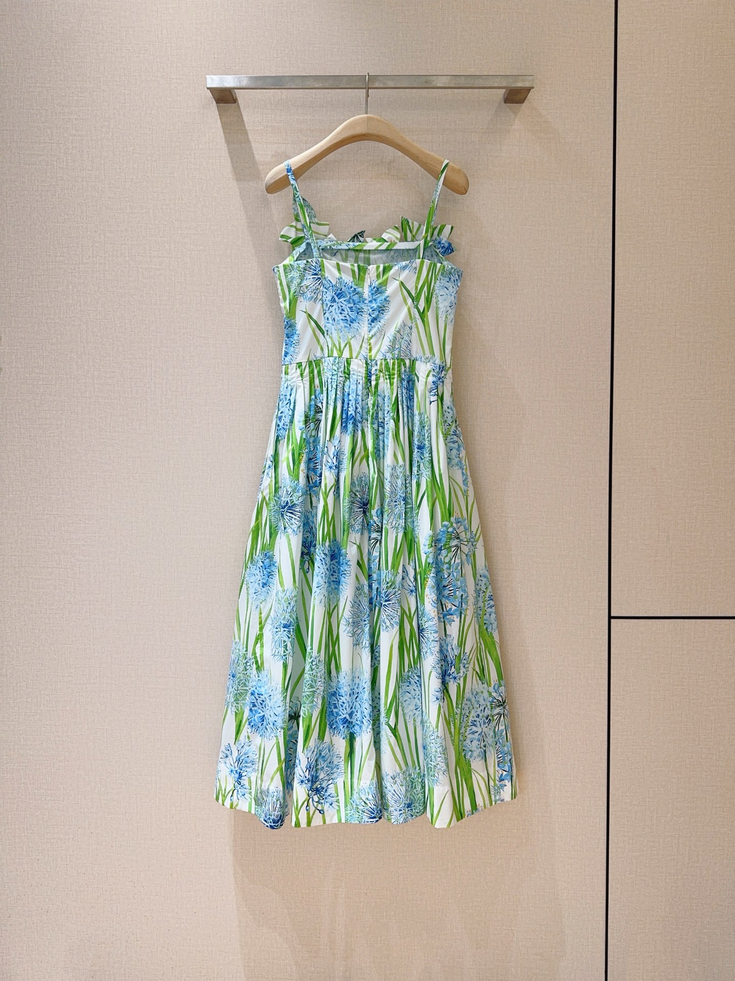 Oscar De La Rent*a花卉印花连衣裙👗，新品推荐🆕……吊带设计，领口与腰部带有立体花朵装饰