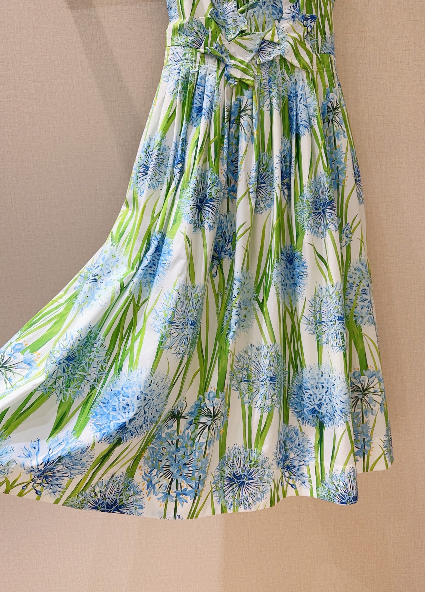 Oscar De La Rent*a花卉印花连衣裙👗，新品推荐🆕……吊带设计，领口与腰部带有立体花朵装饰