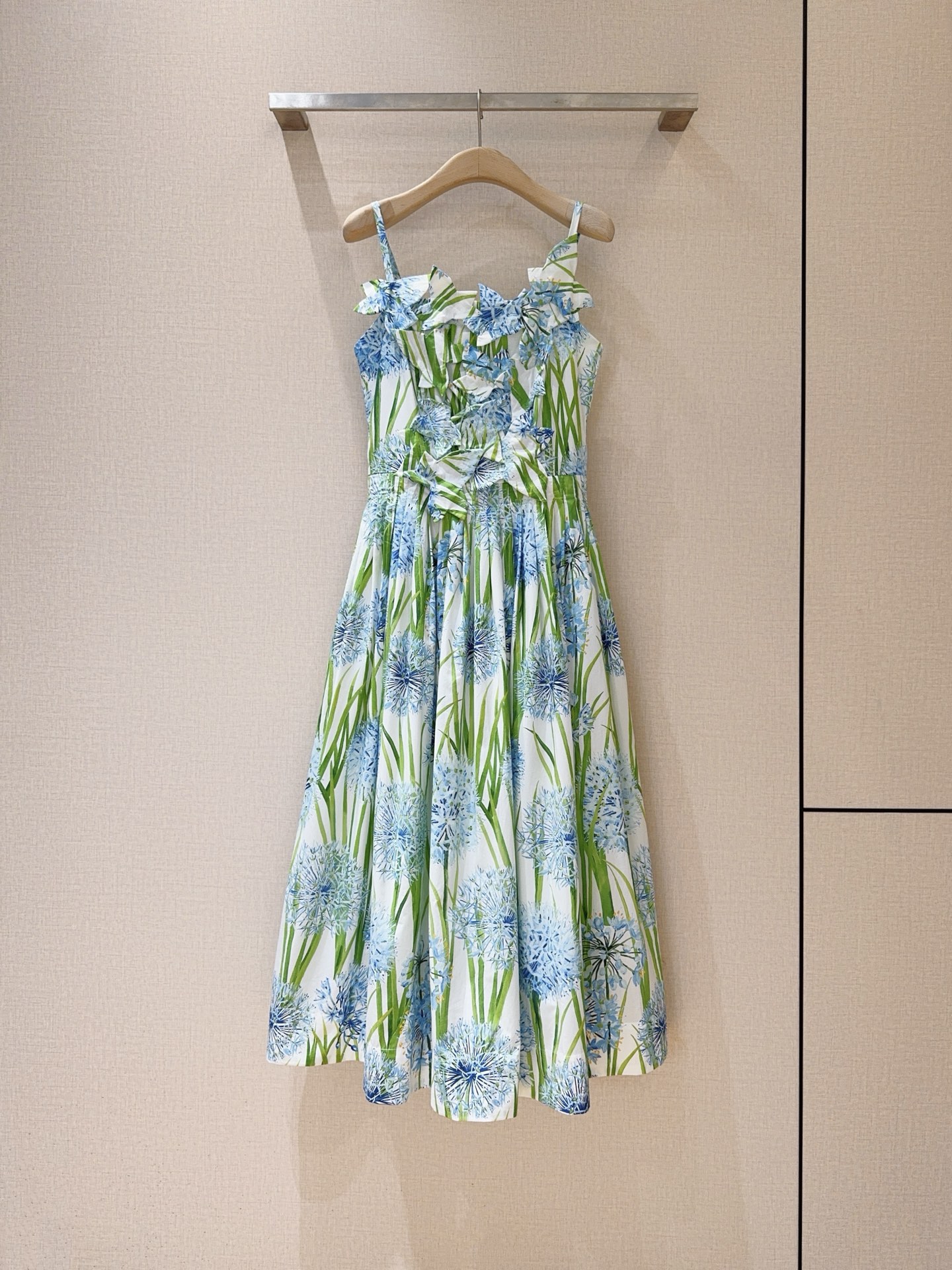 Oscar De La Rent*a花卉印花连衣裙👗，新品推荐🆕……吊带设计，领口与腰部带有立体花朵装饰