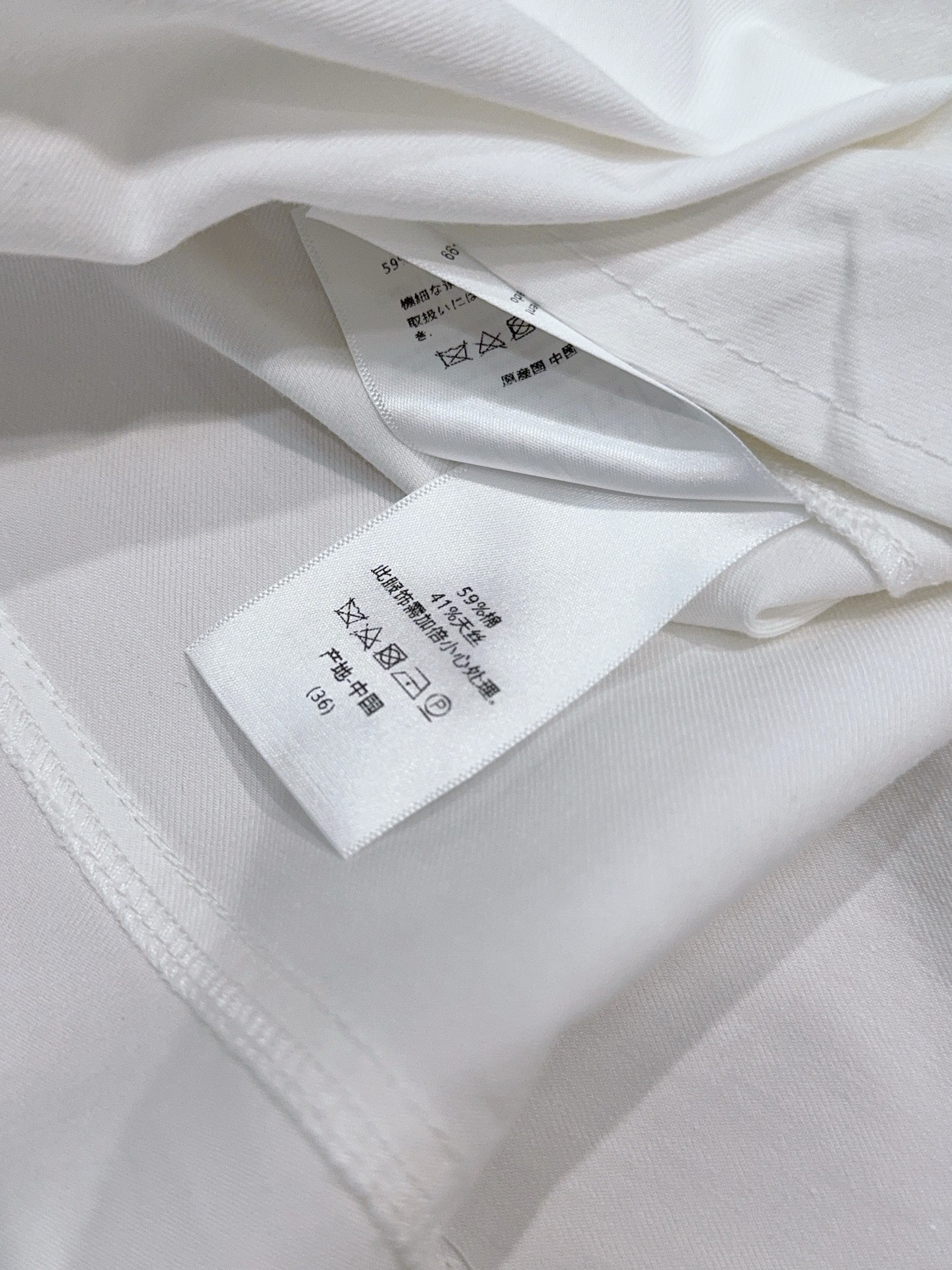 D 家高腰A字半身裙新品推荐🆕……高腰A字半身裙，简约设计，搭配腰带金属扣，可调节腰围，A字裙摆遮胯显瘦