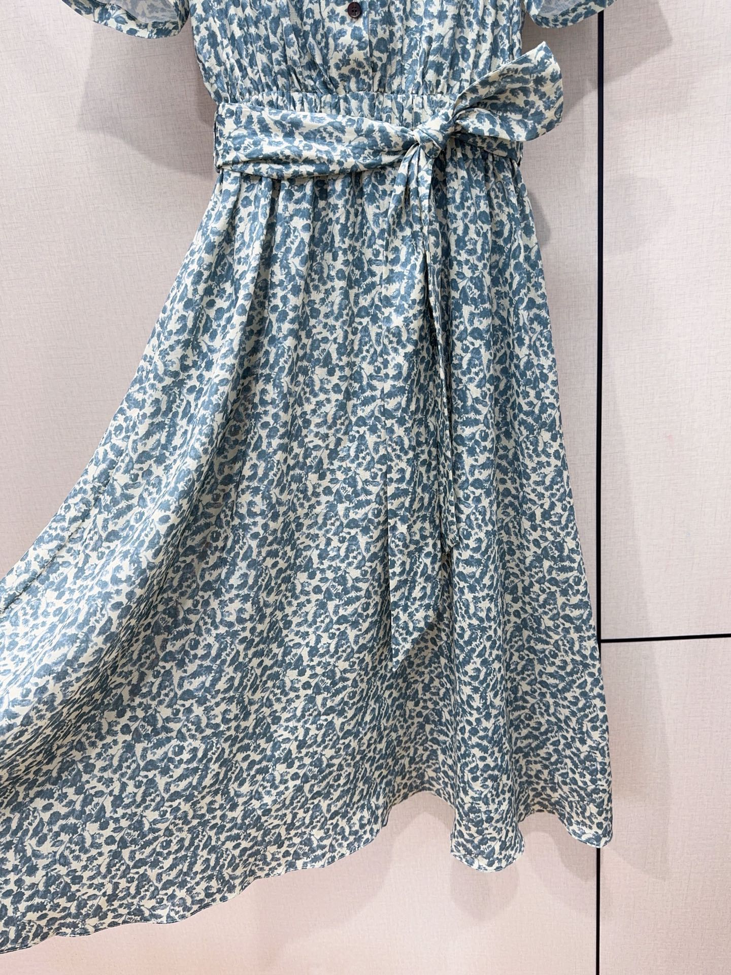 Loro Piana碎花亚麻连衣裙👗新品推荐🆕……采用100%亚麻，柔软透气，经典翻领半开排扣衬衫式，腰