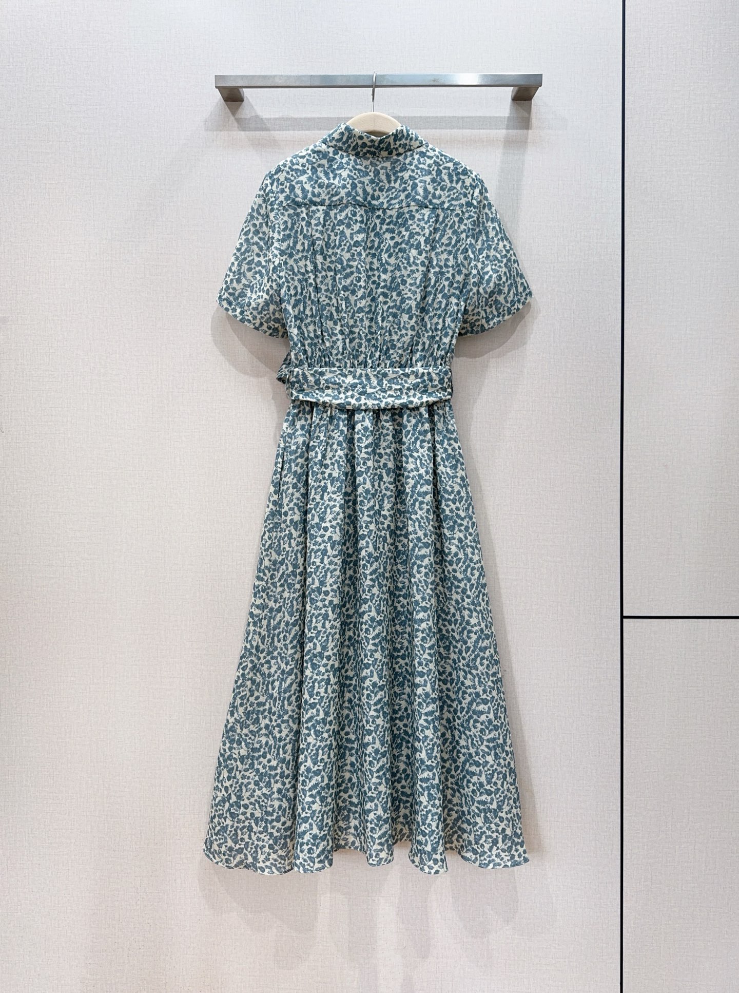 Loro Piana碎花亚麻连衣裙👗新品推荐🆕……采用100%亚麻，柔软透气，经典翻领半开排扣衬衫式，腰
