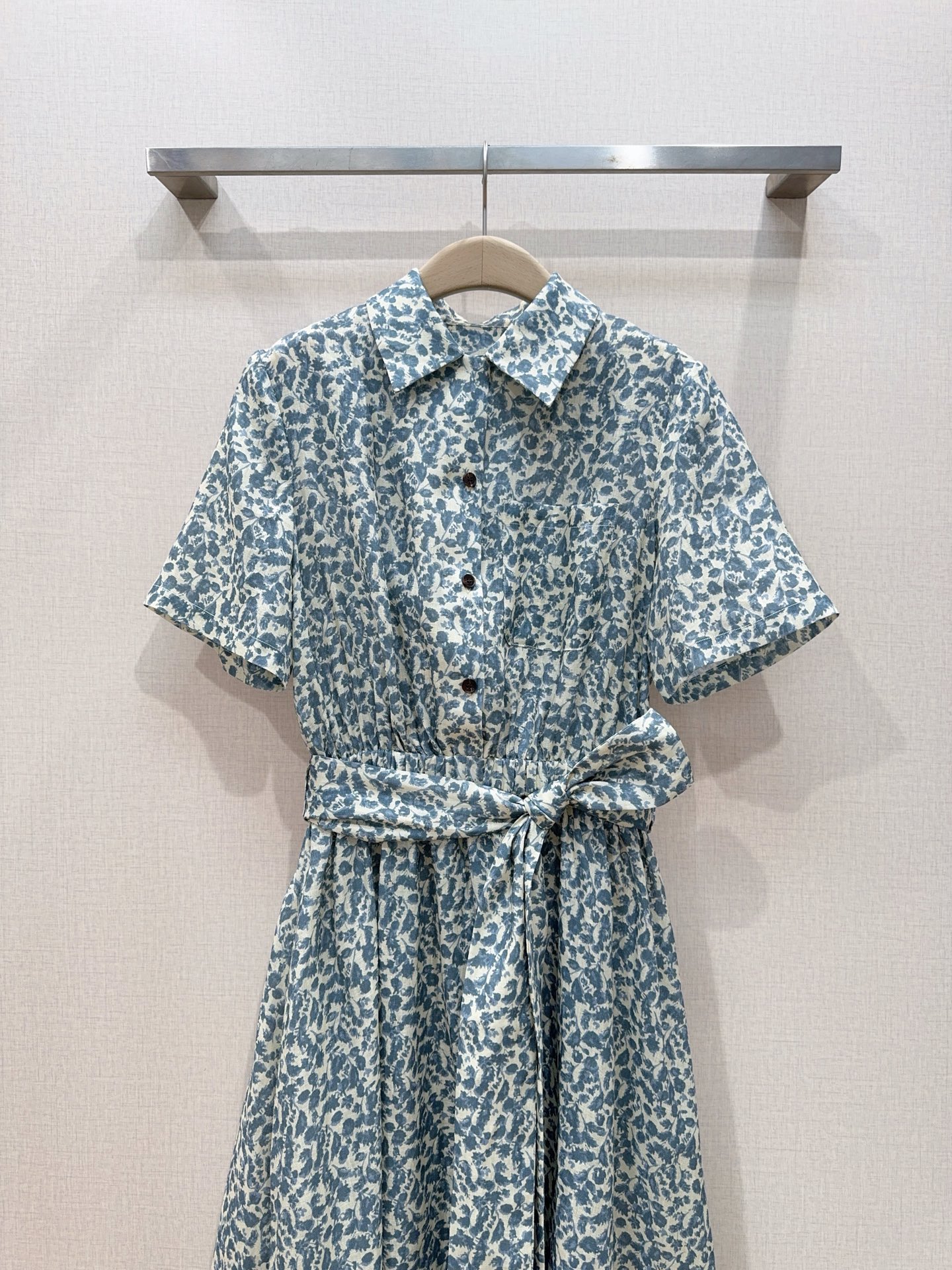 Loro Piana碎花亚麻连衣裙👗新品推荐🆕……采用100%亚麻，柔软透气，经典翻领半开排扣衬衫式，腰