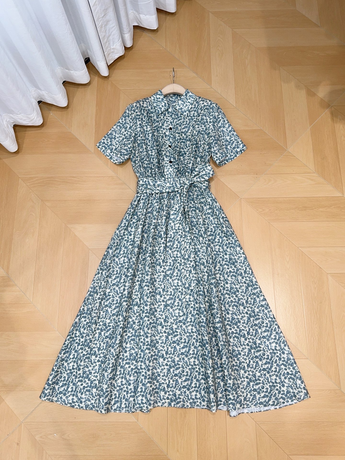 Loro Piana碎花亚麻连衣裙👗新品推荐🆕……采用100%亚麻，柔软透气，经典翻领半开排扣衬衫式，腰