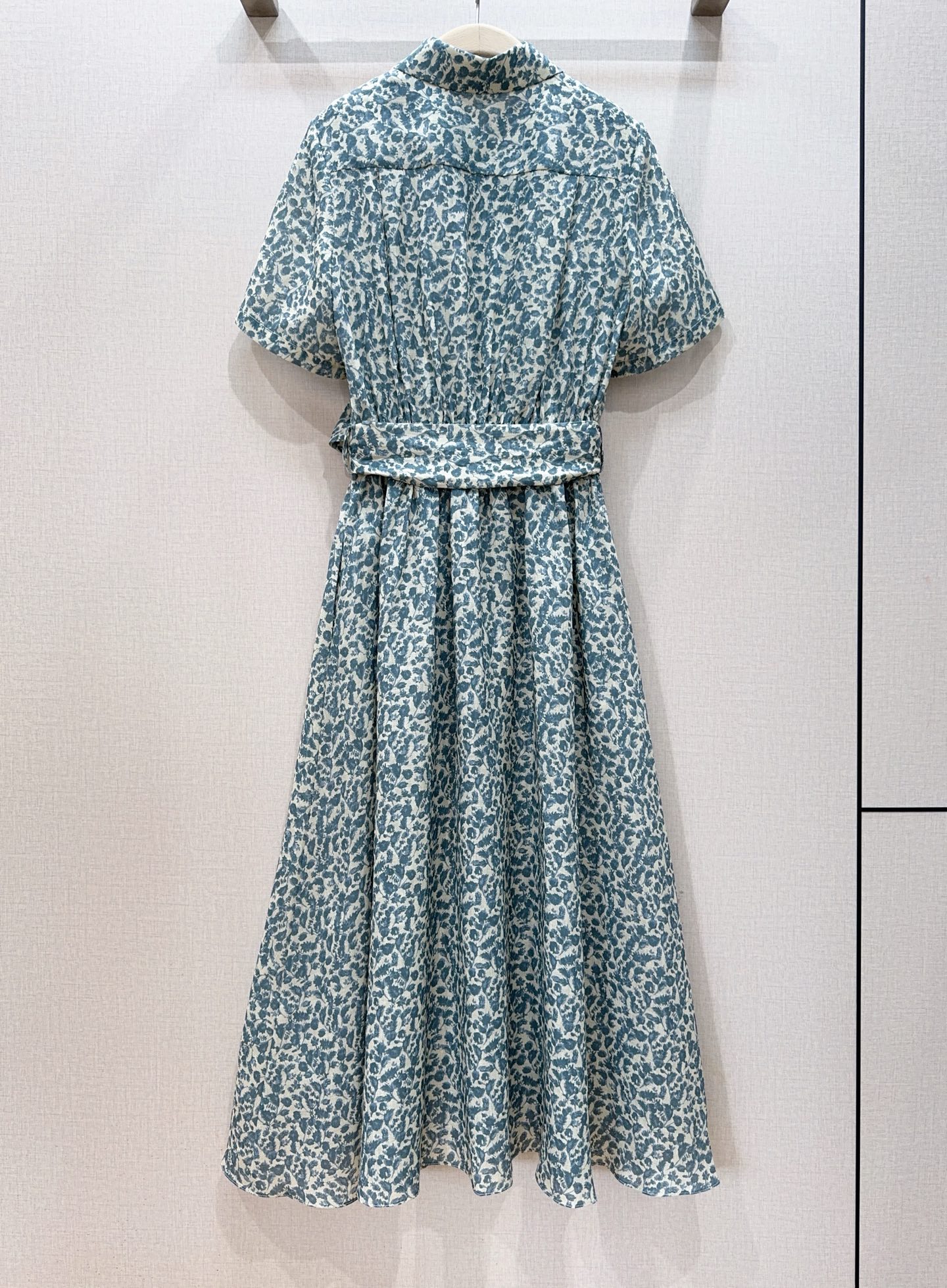 Loro Piana碎花亚麻连衣裙👗新品推荐🆕……采用100%亚麻，柔软透气，经典翻领半开排扣衬衫式，腰