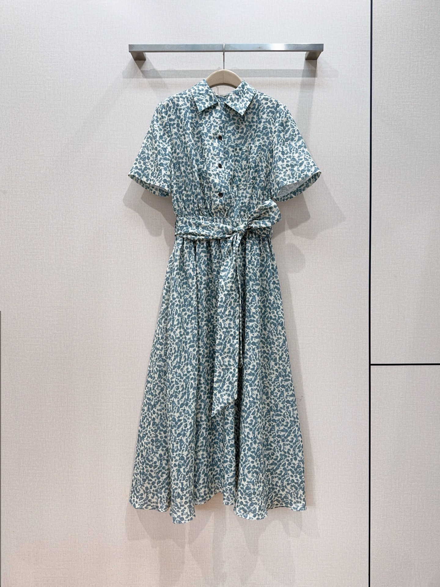 Loro Piana碎花亚麻连衣裙👗新品推荐🆕……采用100%亚麻，柔软透气，经典翻领半开排扣衬衫式，腰