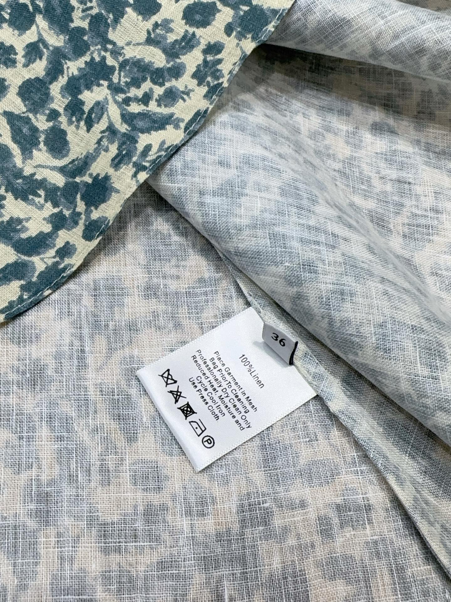 Loro Piana碎花亚麻连衣裙👗新品推荐🆕……采用100%亚麻，柔软透气，经典翻领半开排扣衬衫式，腰