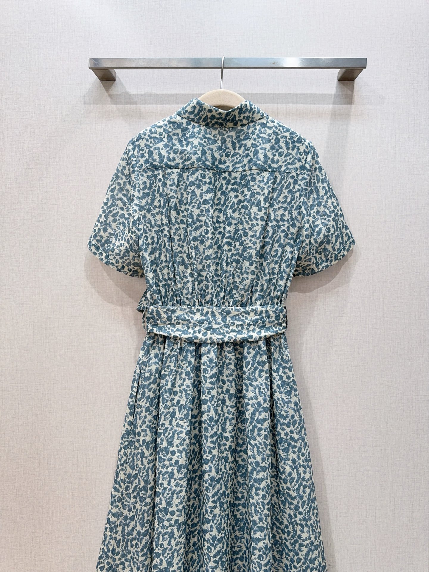 Loro Piana碎花亚麻连衣裙👗新品推荐🆕……采用100%亚麻，柔软透气，经典翻领半开排扣衬衫式，腰