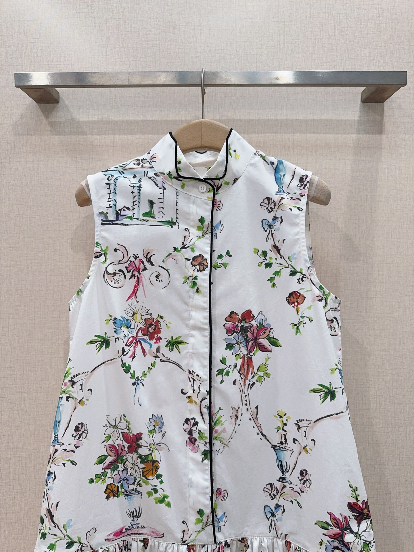 D 家无袖立领印花A字连衣裙新品推荐[爱心][爱心]……立领无袖衬衫式剪裁，领口、前中门襟做细黑色滚边撞