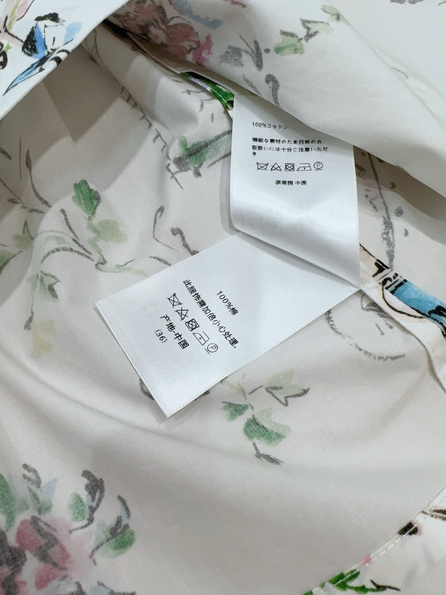 D 家无袖立领印花A字连衣裙新品推荐[爱心][爱心]……立领无袖衬衫式剪裁，领口、前中门襟做细黑色滚边撞