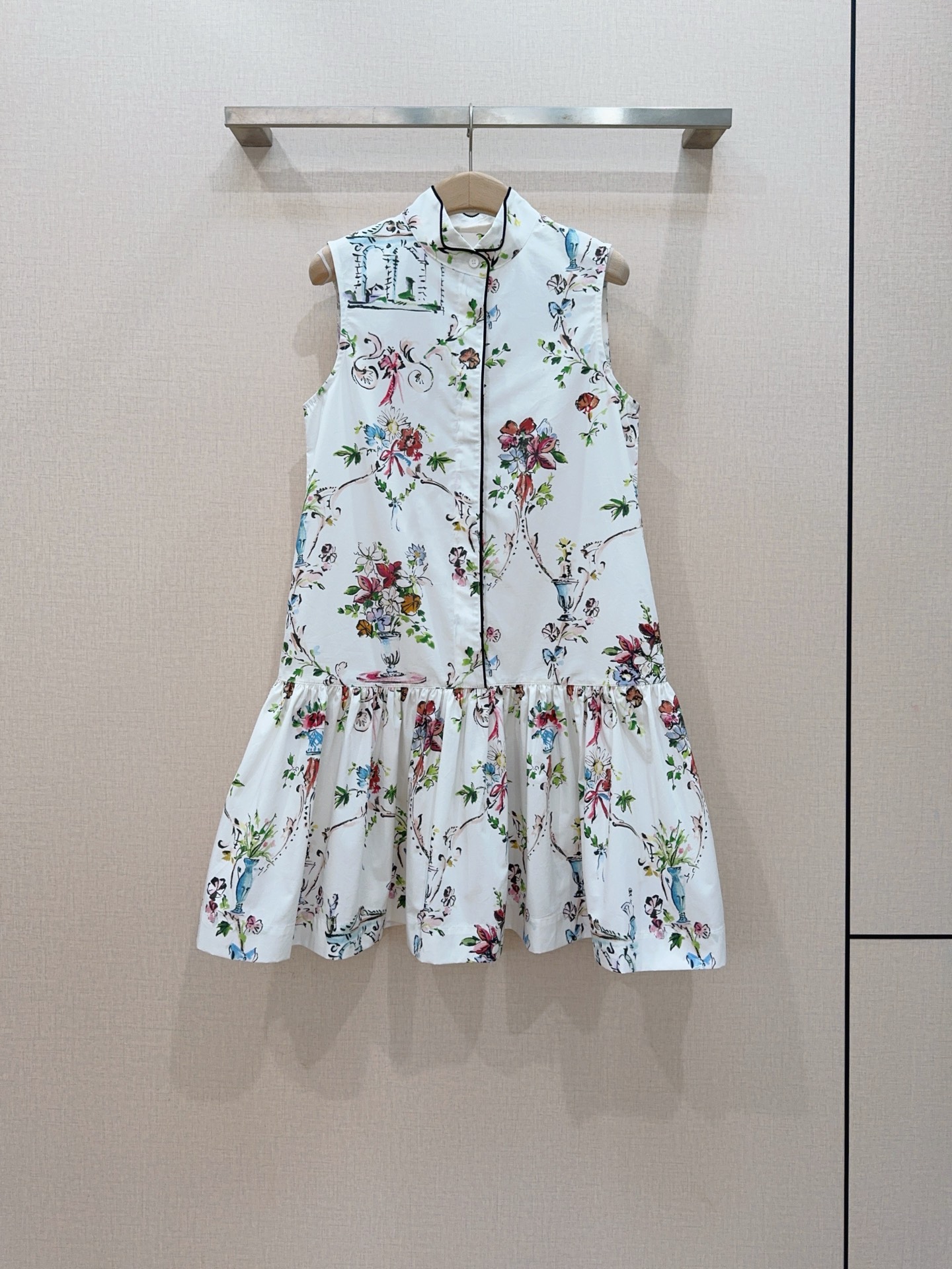 NO:898727,Recommended new products of D family's sleeveless stand-collar printed A-line dress [Love][Love]...  Stand-up collar sleeveless shirt-style cut, with thin black piping contrasting colors on the collar and center front placket, single-breasted full placket design, simple and exquisite, stand-up collar single-breasted shirt-style design, straight and loose H-shaped upper body, tolerant and not flattering to the body shape; spliced pleated lotus leaf fishtail hem, flexible and elegant when walking, adding a feminine girlish atmosphere, skirt length is a short A-line skirt, showing long legs.  Size SMLXL,K260608,,Dior-clothing,dior,skirts,shirts,19860909D 家无袖立领印花A字连衣裙新品推荐[爱心][爱心]…… 立领无袖衬衫式剪裁,领口、前中门襟做细黑色滚边撞色,单排扣全开襟设计,简约精致,立领单排扣的衬衫式设计,上半身直筒宽松H型,包容性强,不挑身材；拼接碎褶荷叶鱼尾摆,行走时灵动飘逸,增添柔美的少女氛围,裙长为短款A字短裙,显腿长. 码数SMLXL,K260608,,迪奥-服装,dior,skirts,shirts,,Women's clothing