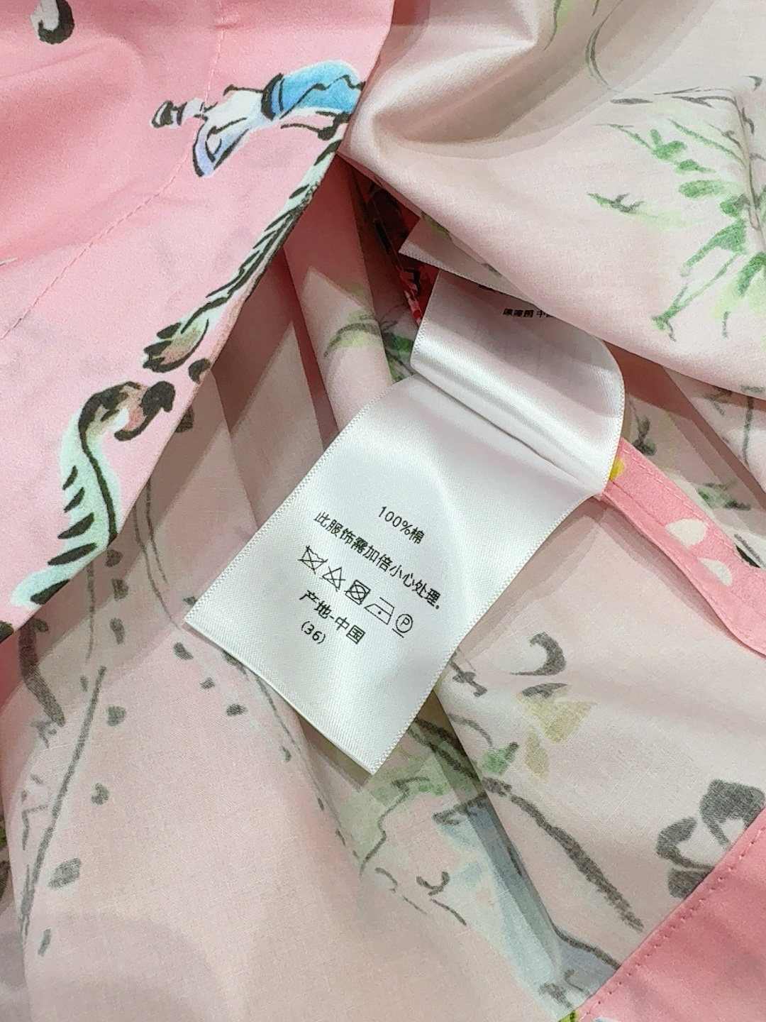 D 家无袖立领印花A字连衣裙新品推荐[爱心][爱心]……立领无袖衬衫式剪裁，领口、前中门襟做细黑色滚边撞